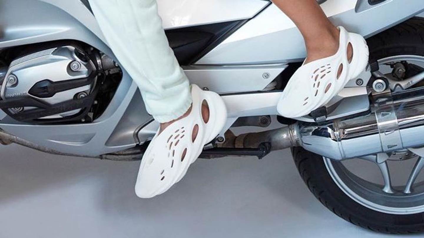 Τα νέα Yeezy του Kanye West είναι αθλητικά crocs