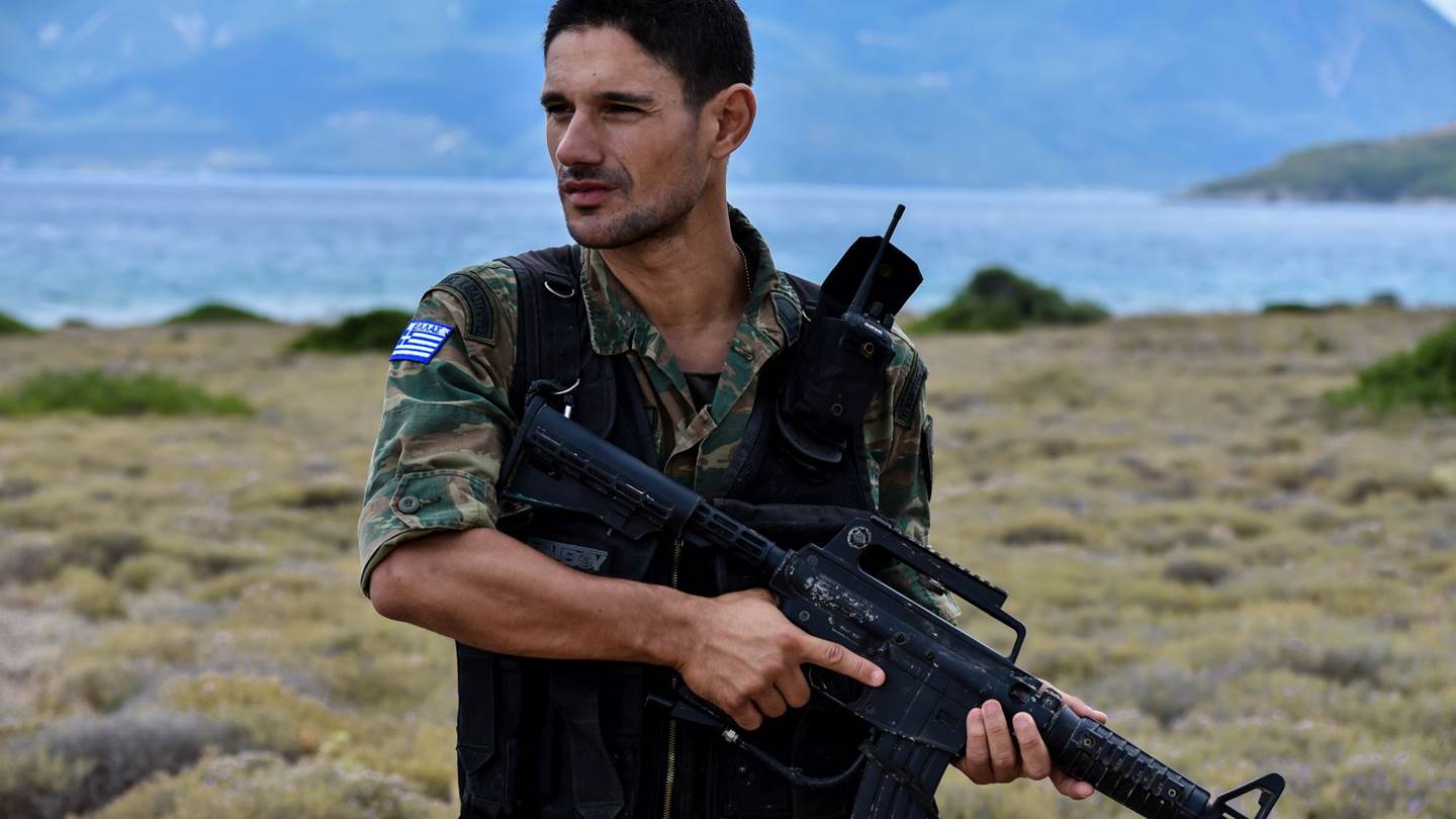 Ο Πάνος Βλάχος γύρισε από το LA για να υπερασπιστεί μία βραχονησίδα στο Αιγαίο