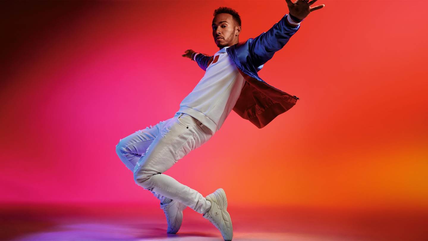 Ο Lewis Hamilton δείχνει τι θα φορέσουμε φέτος την άνοιξη και το καλοκαίρι