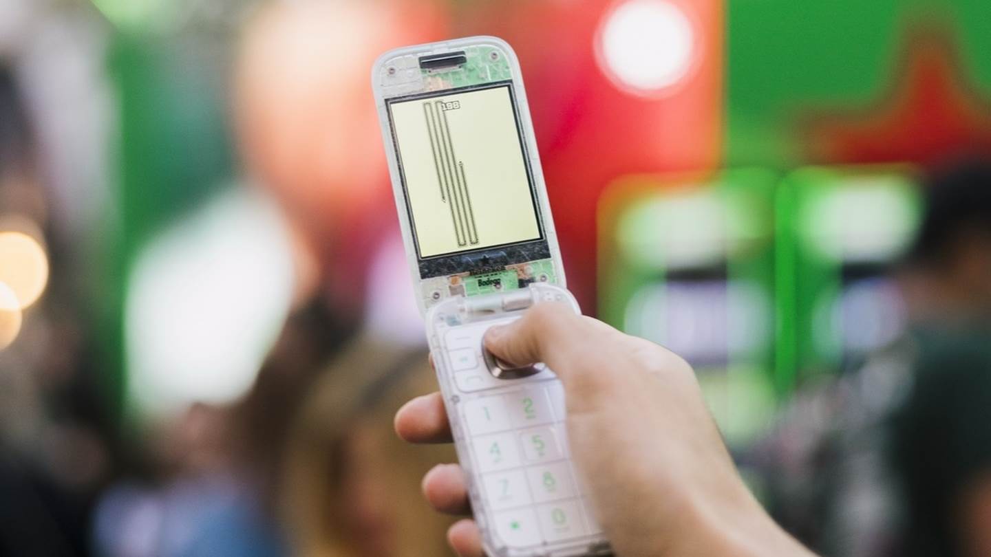 Αυτό το κινητό που δεν είναι smart θα σε γυρίσει στη δεκαετία του 2000