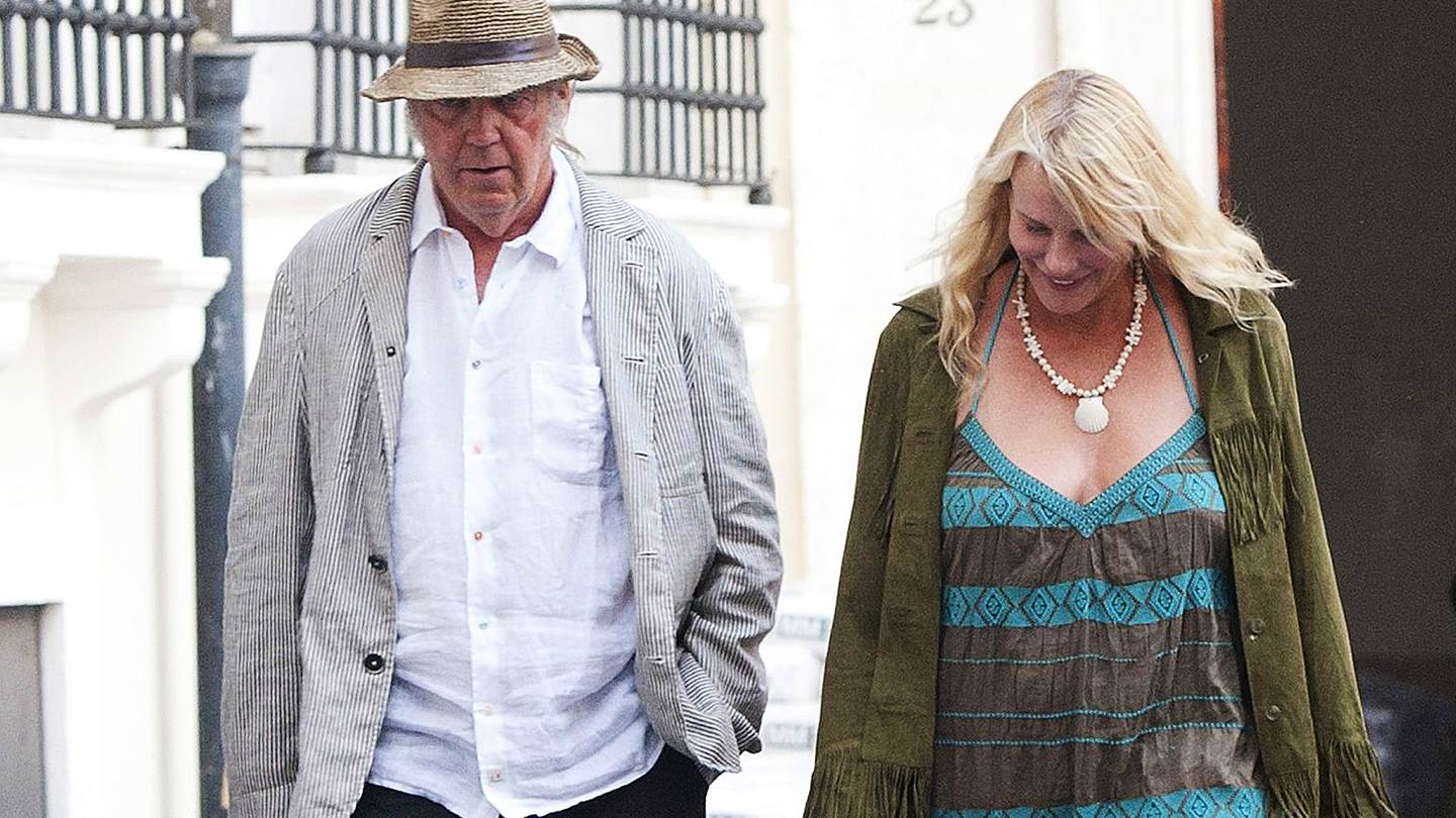 Στα καλά νέα της ημέρας: Ο Neil Young κι η Daryl Hannah παντρεύτηκαν