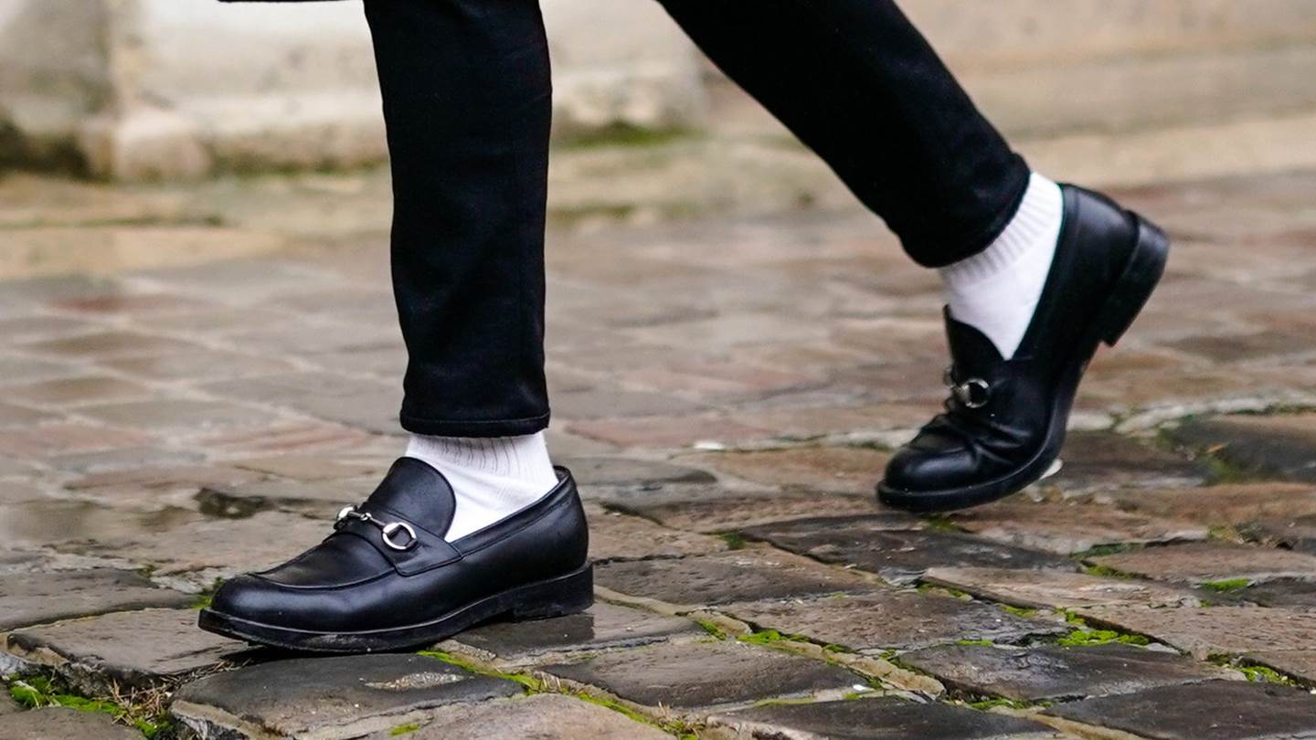 Η καλτ επιστροφή της λευκή κάλτσα στα καλά παπούτσια