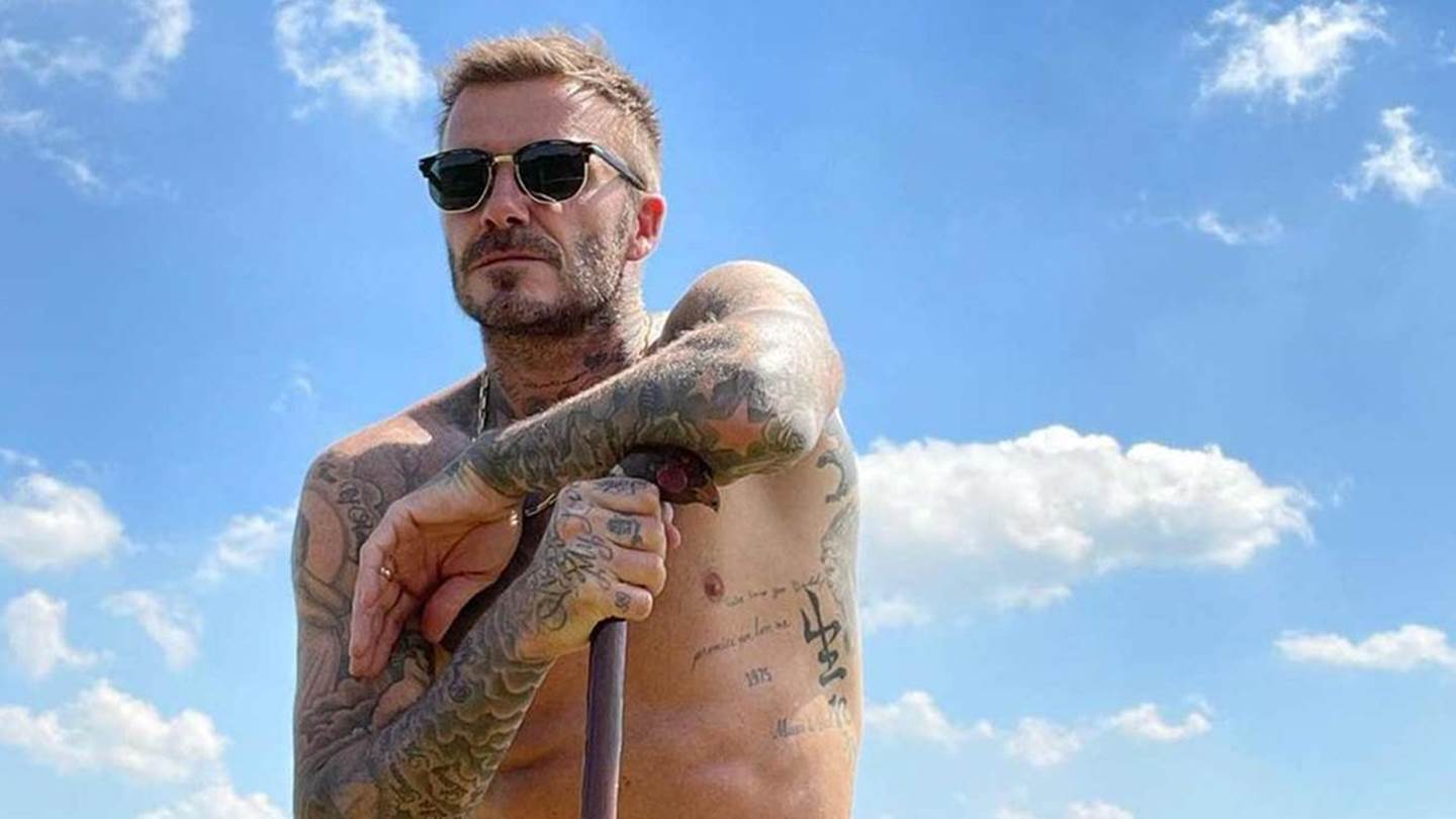 Για τον David Beckham, αρκεί ένα τζην και τα γυαλιά του