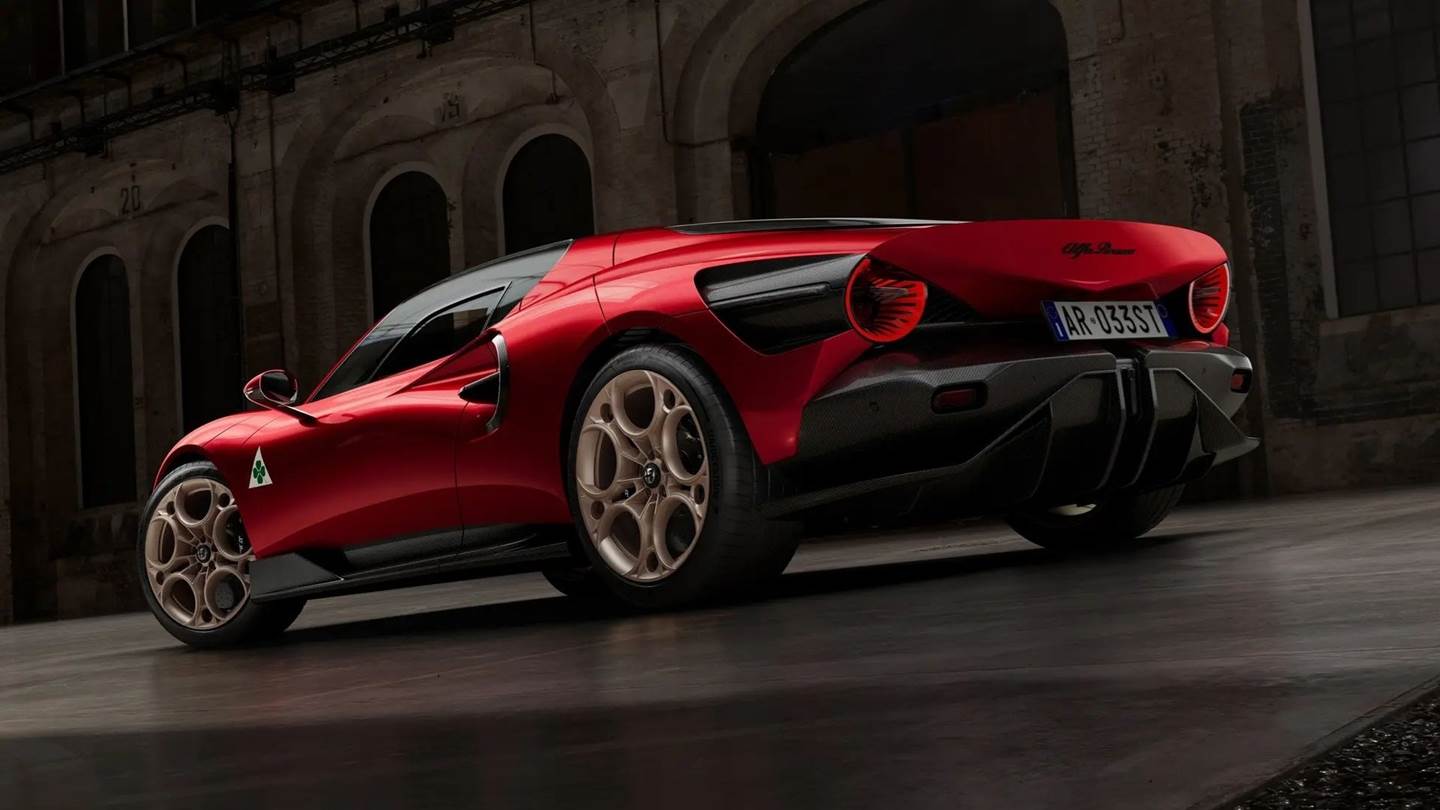 Η υπέροχη Alfa Romeo 33 Stradale αγγίζει τα 333 km/h (video)