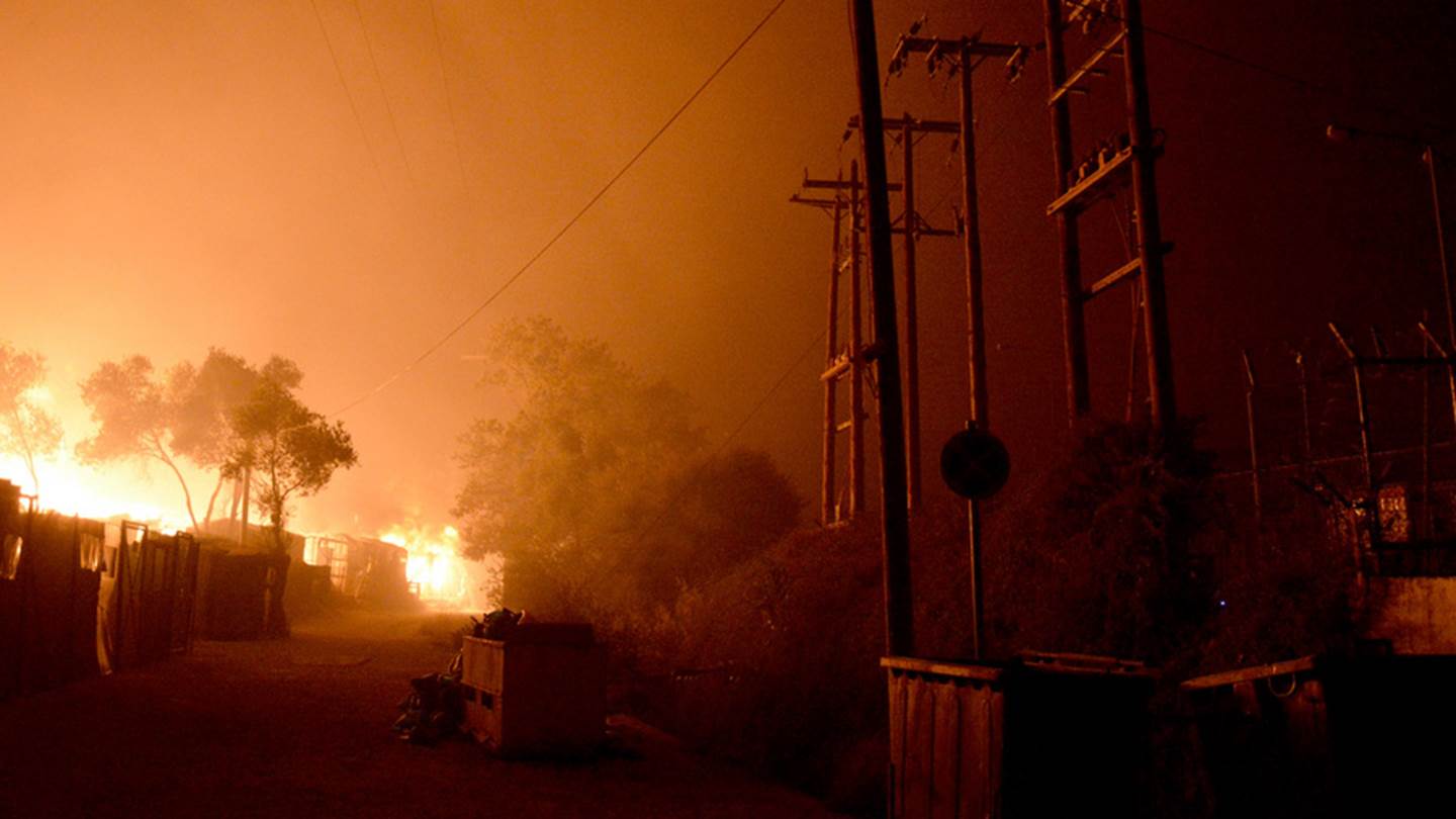 Το φως της ημέρας έδειξε το μέγεθος της καταστροφής του καταυλισμού στην Μόρια