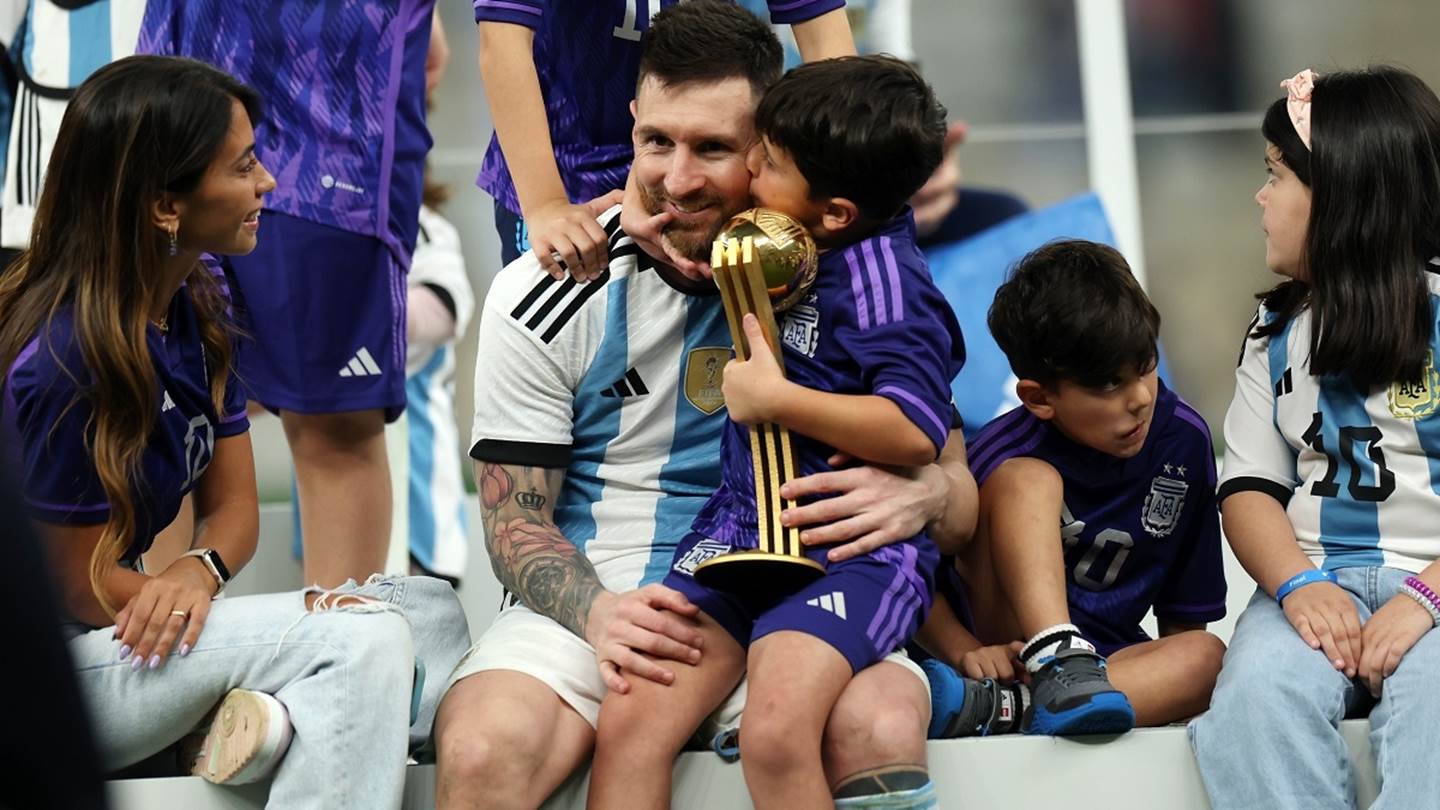 Ο Messi χάθηκε στην αγκαλιά των παιδιών του μετά τον θρίαμβο