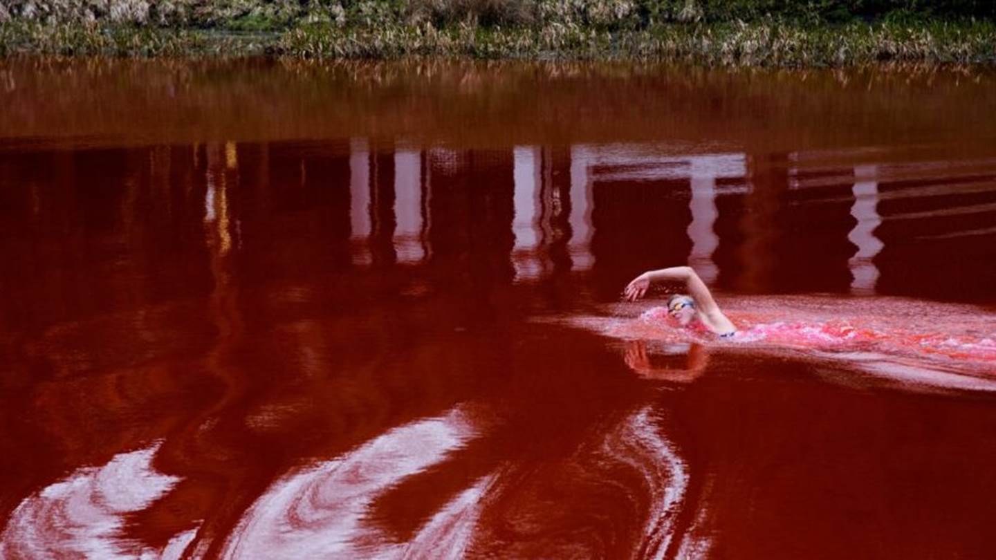 Μία λίμνη βάφτηκε κόκκινη στη Λιθουανία