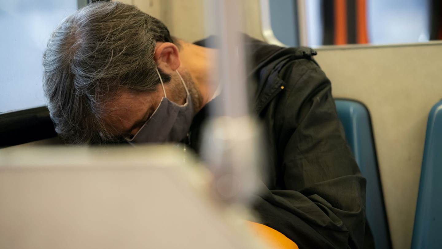 Γιατί καταργούνται τα μέτρα παρά την αύξηση των κρουσμάτων