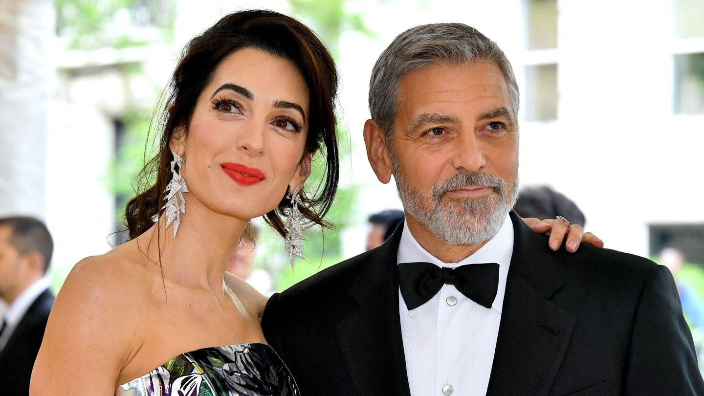 Ο George και η Amal Clooney δωρίζουν $100.000 για τα παιδιά μεταναστών