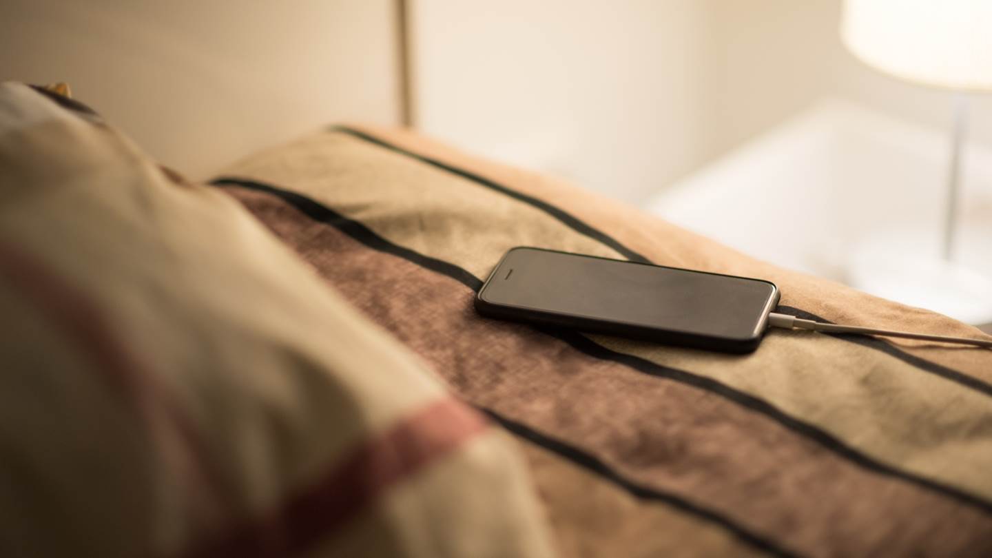 Τελικά, πόσο κακό είναι να φορτίζεις το κινητό σου τη νύχτα;
