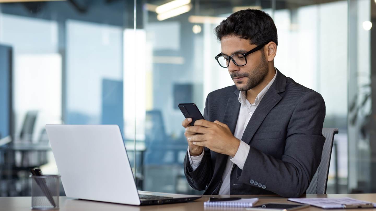 5 κόλπα για να μην αποσπάται η προσοχή σου από το κινητό στη δουλειά