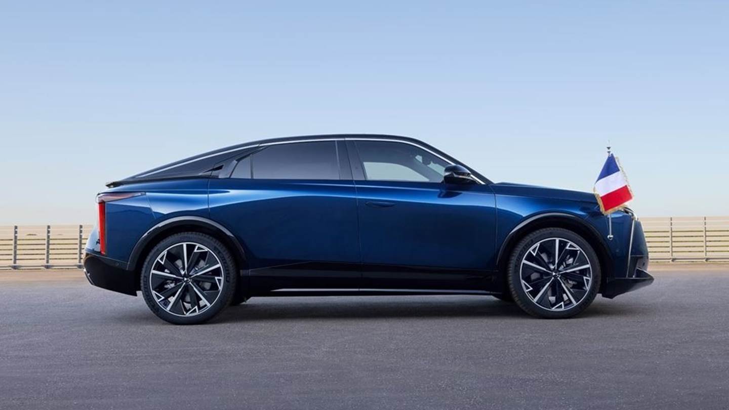 Αυτό είναι το νέο προεδρικό αυτοκίνητο του Εμανουέλ Μακρόν