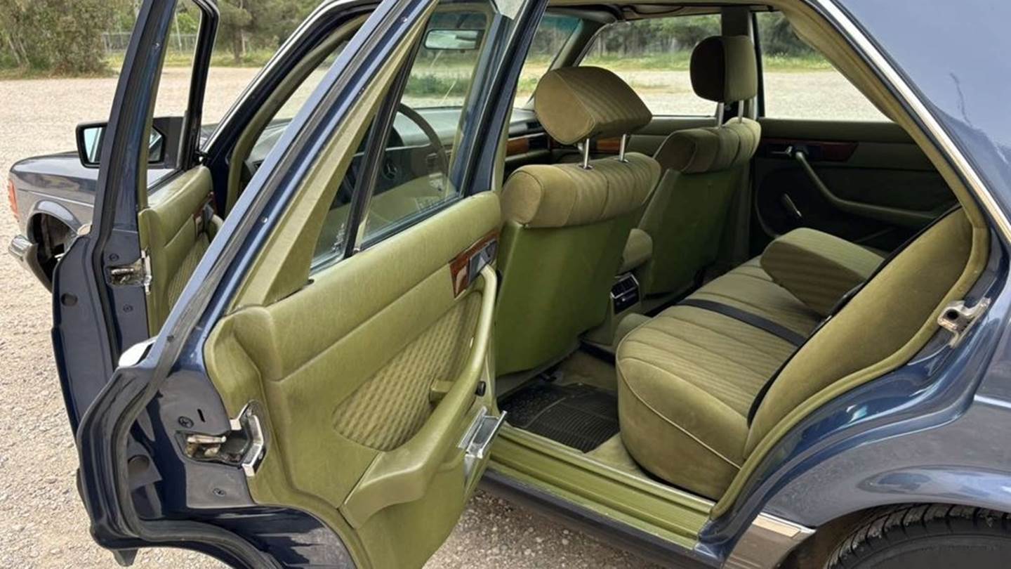 Στο σφυρί η ιστορική Mercedes του Ανδρέα Παπανδρέου-Πόσο έχει φτάσει η τιμή της