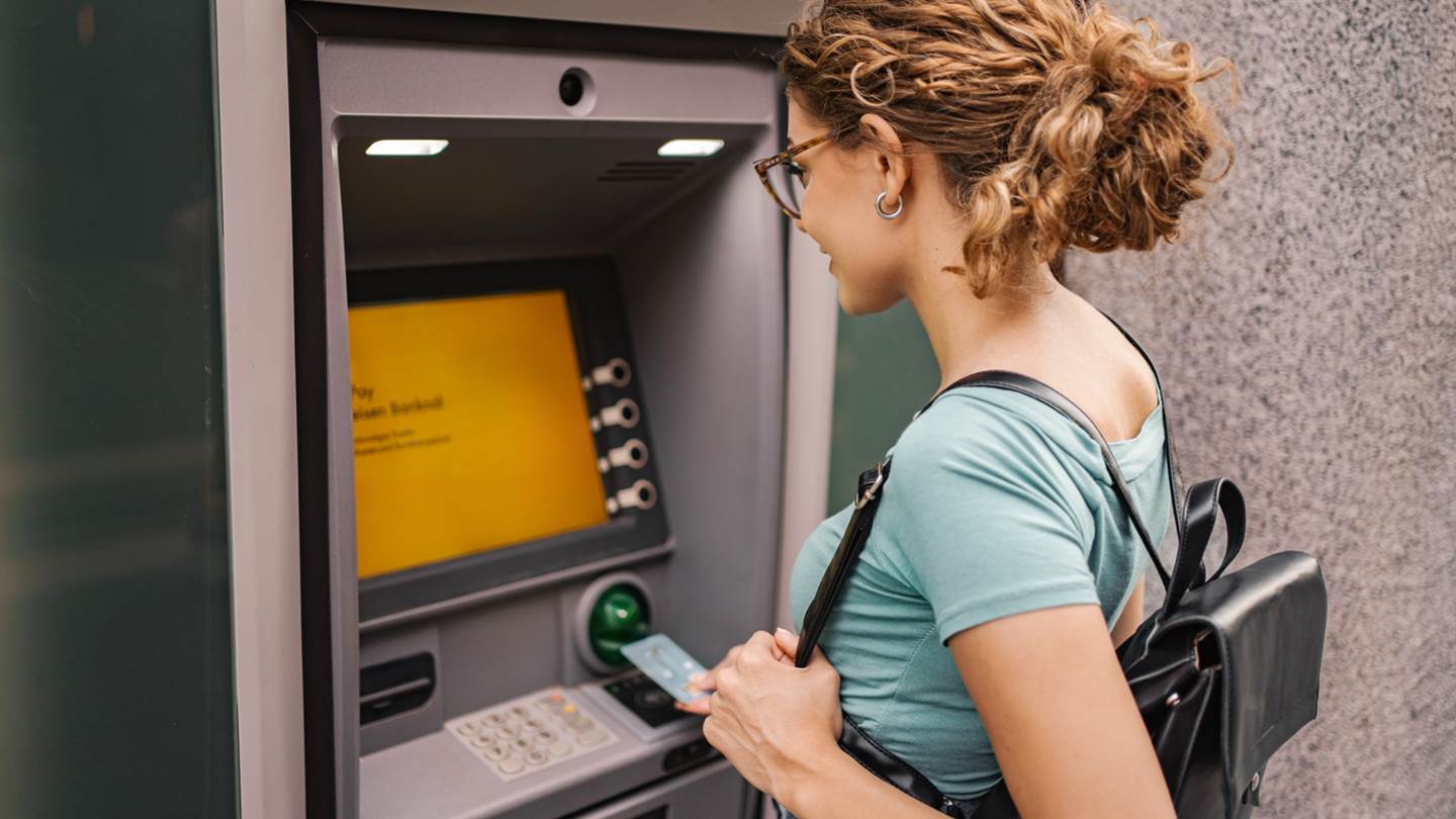 Παρέμβαση της κυβέρνησης για τις χρεώσεις στα ATM