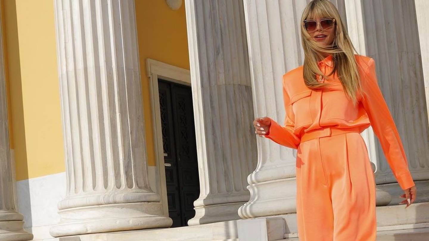 Σε άλλα νέα, η Heidi Klum περπάτησε ξυπόλητη στην Διονυσίου Αρεοπαγίτου