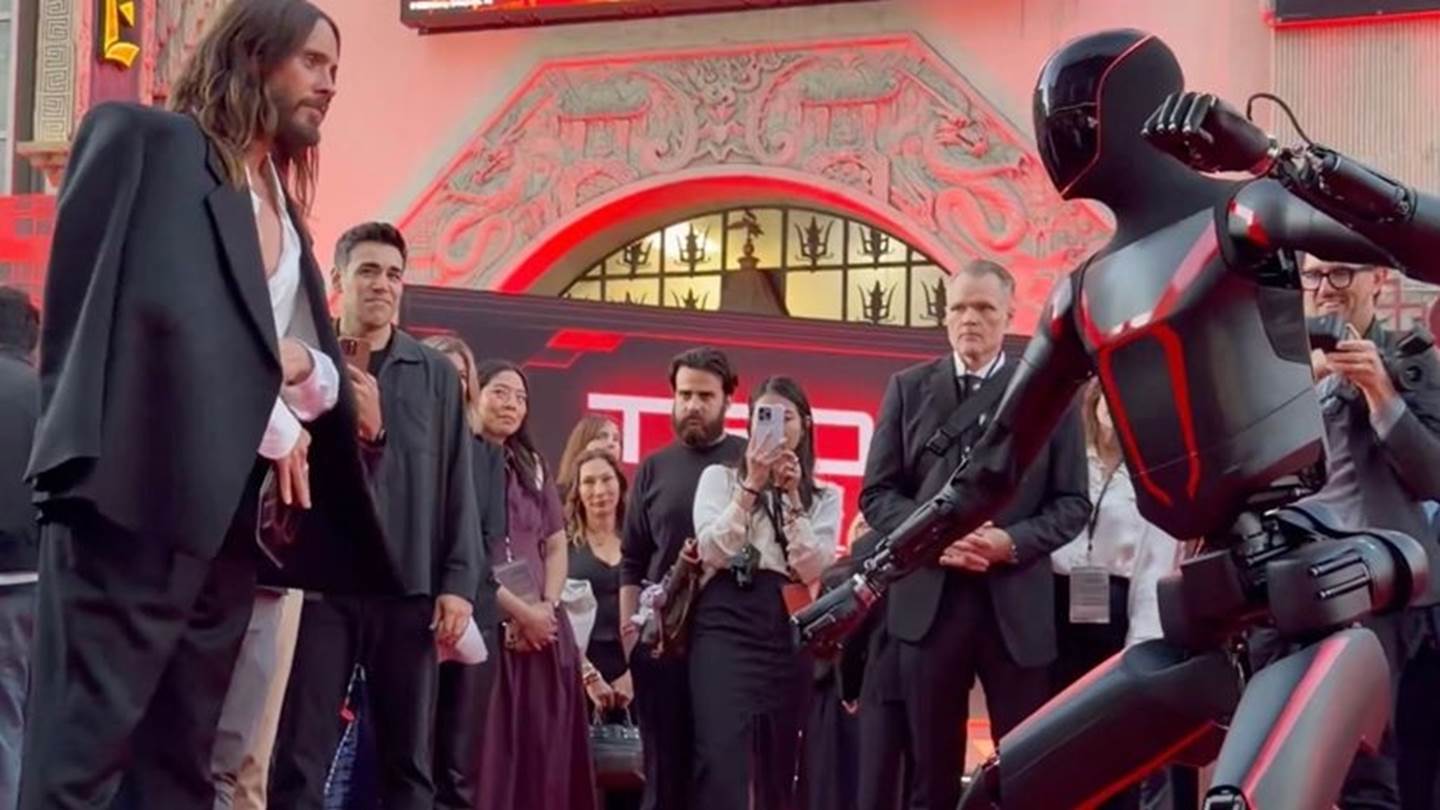 Tesla Optimus εναντίον Jared Leto στην πρεμιέρα Tron: Ares (video)