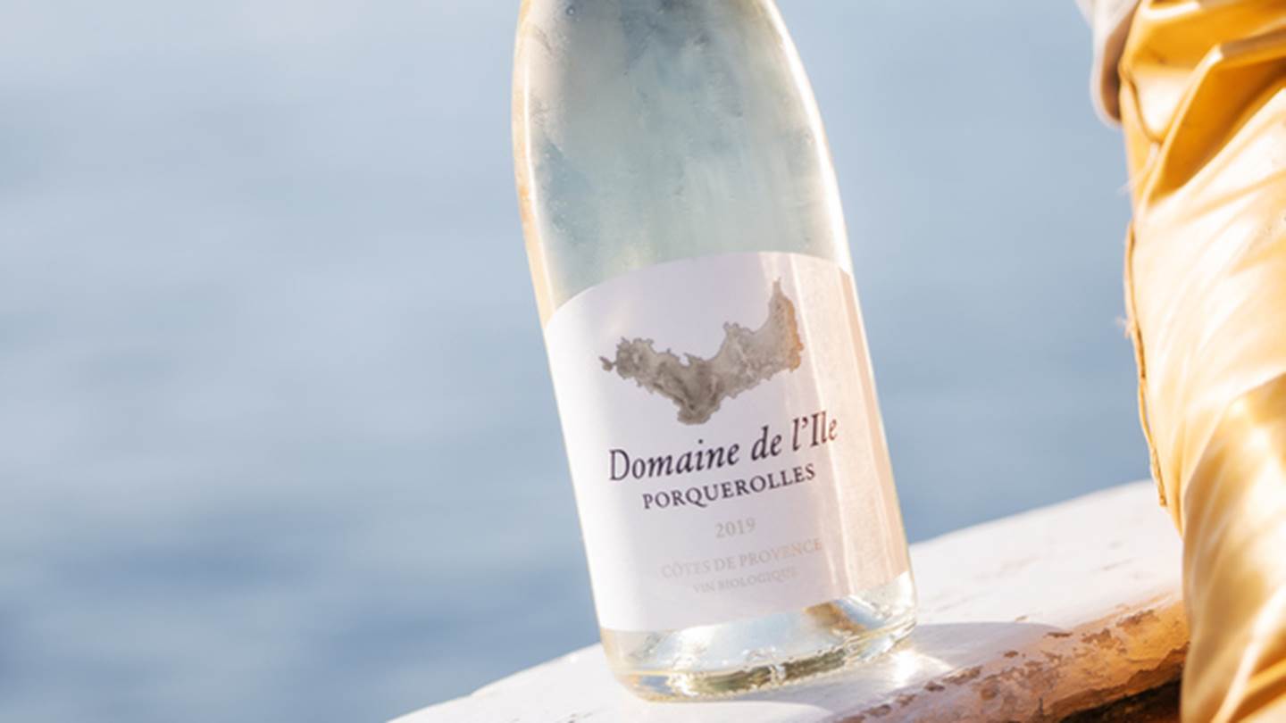 Το λευκό και το ροζέ κρασί του οίκου Chanel