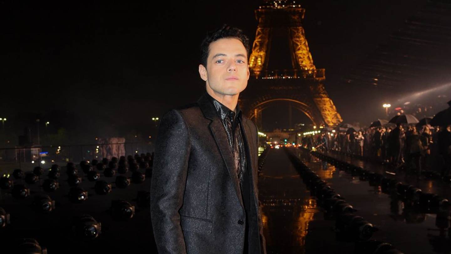 Ο Yves Saint Laurent θα χειροκροτούσε το total black look του Rami Malek