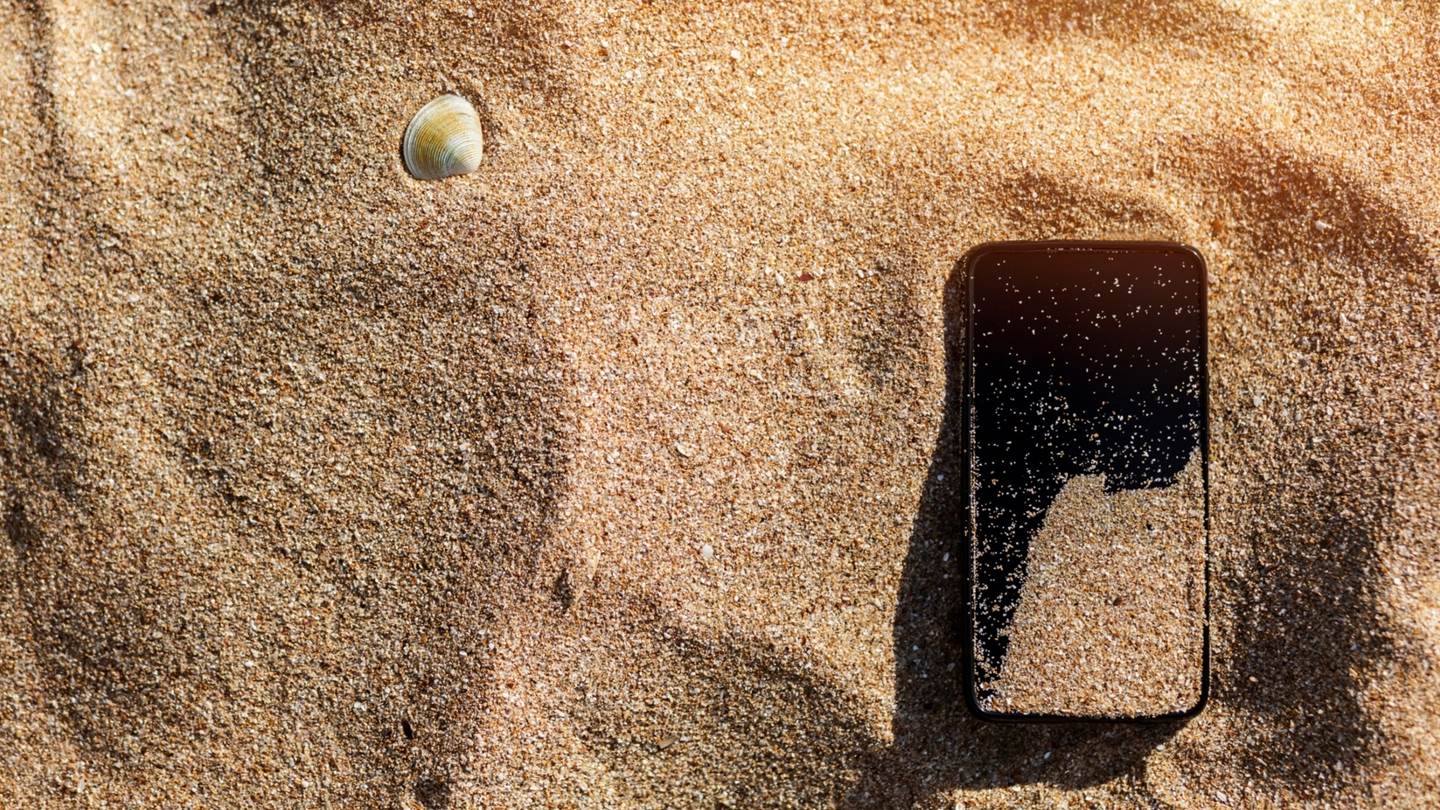 Πώς να προστατεύσεις το κινητό σου από την άμμο