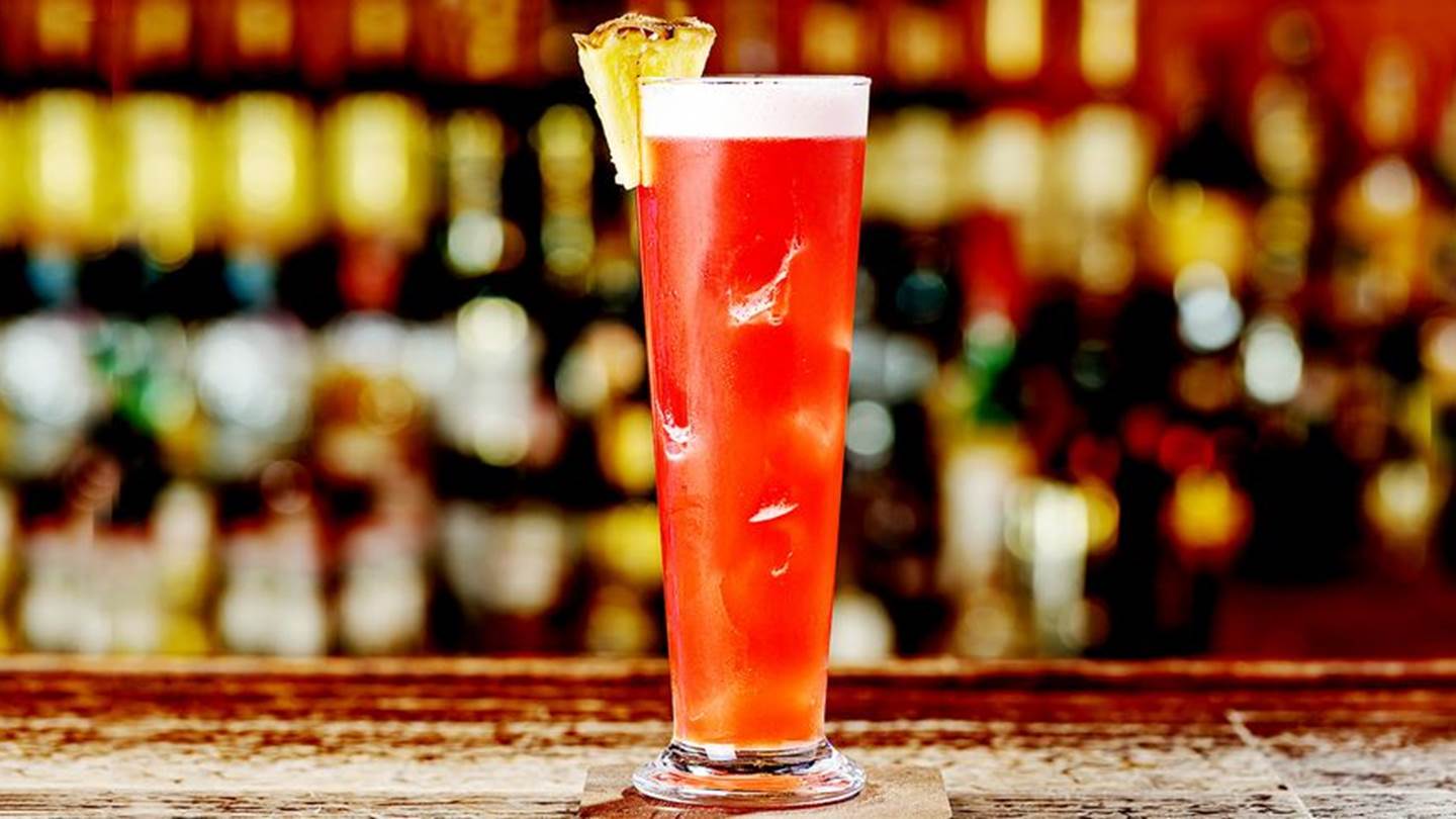 Η ιστορία και η διαχρονική γοητεία του Singapore Sling