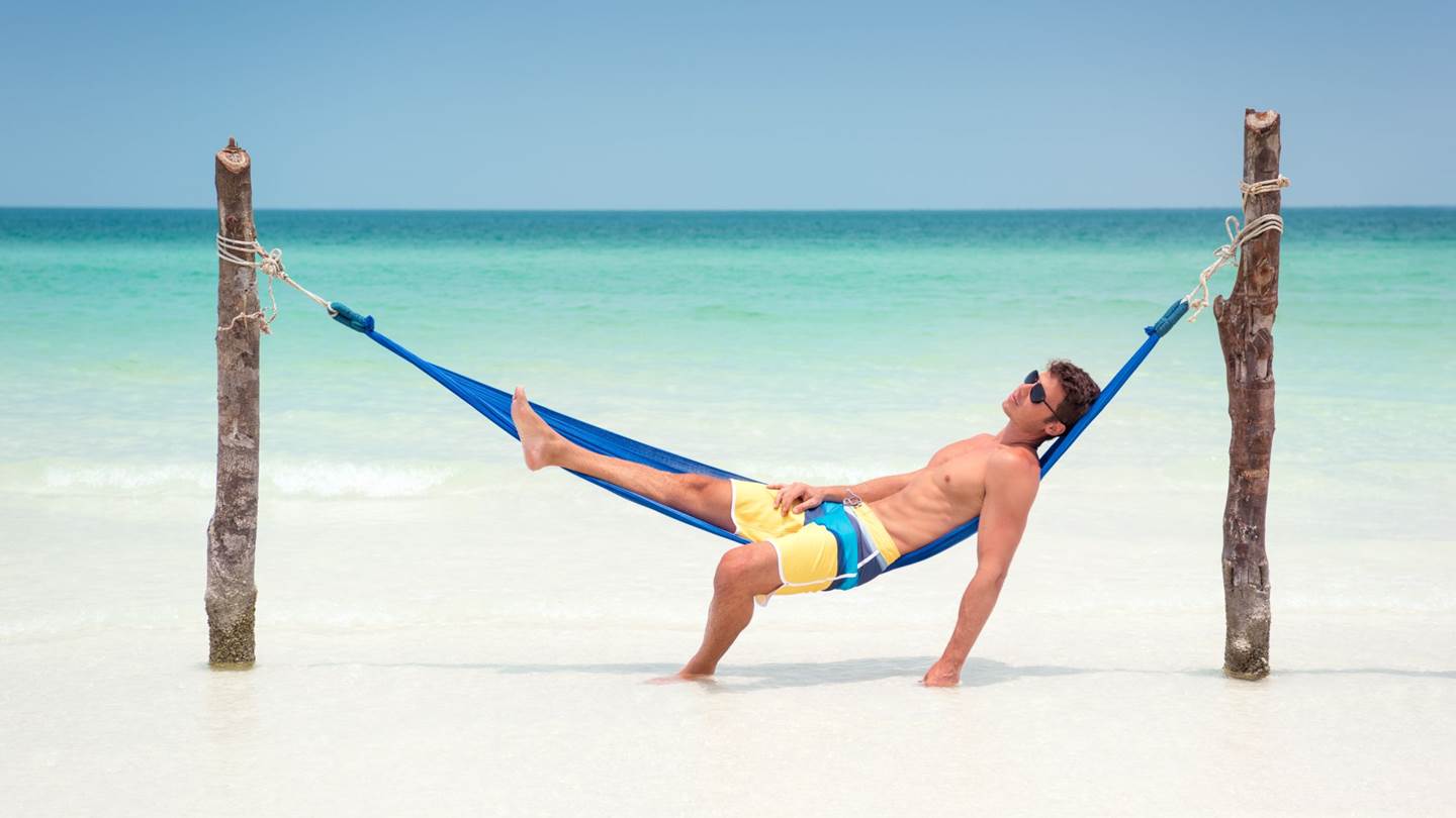 Τα εμπριμέ μαγιό είναι η πιο hype τάση του καλοκαιριού