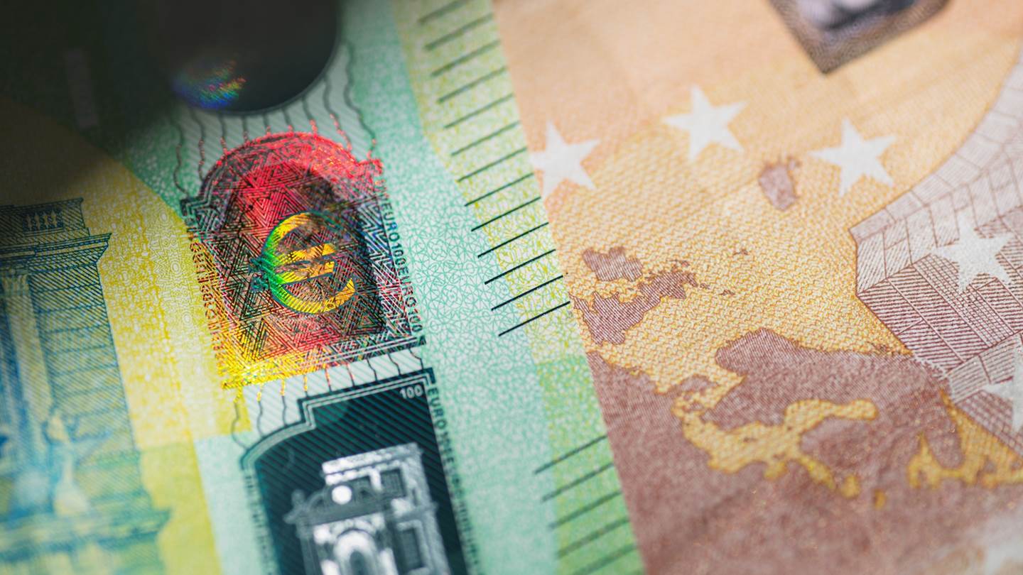 Γιατί πέφτει το ευρώ και τι σημαίνει αυτό για την ελληνική οικονομία;