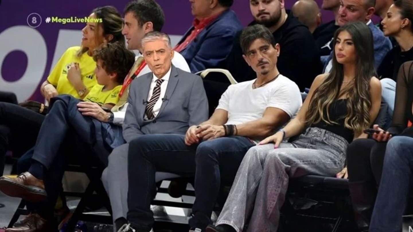 Ο Νίκος Ευαγγελάτος μόλις 'έκατσε' στα court seats της Uber Arena, δίπλα στον Δημήτρη Γιαννακόπουλο