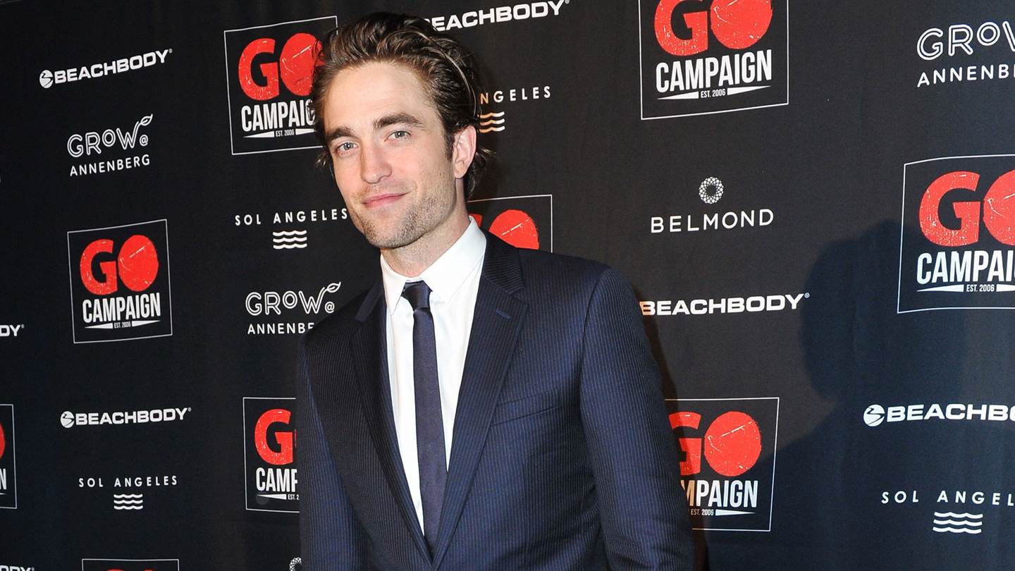 Ο Robert Pattinson αποδεικνύει γιατί η στενή γραβάτα αντέχει ακόμη