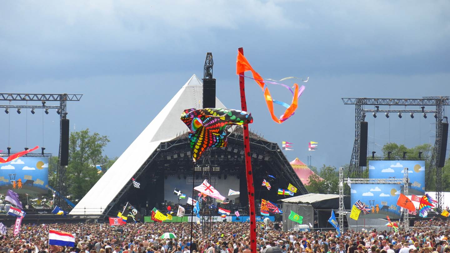 Κι όμως, μπορείς να απολαύσεις το Glastonbury 2024 από την άνεση του σπιτιού σου