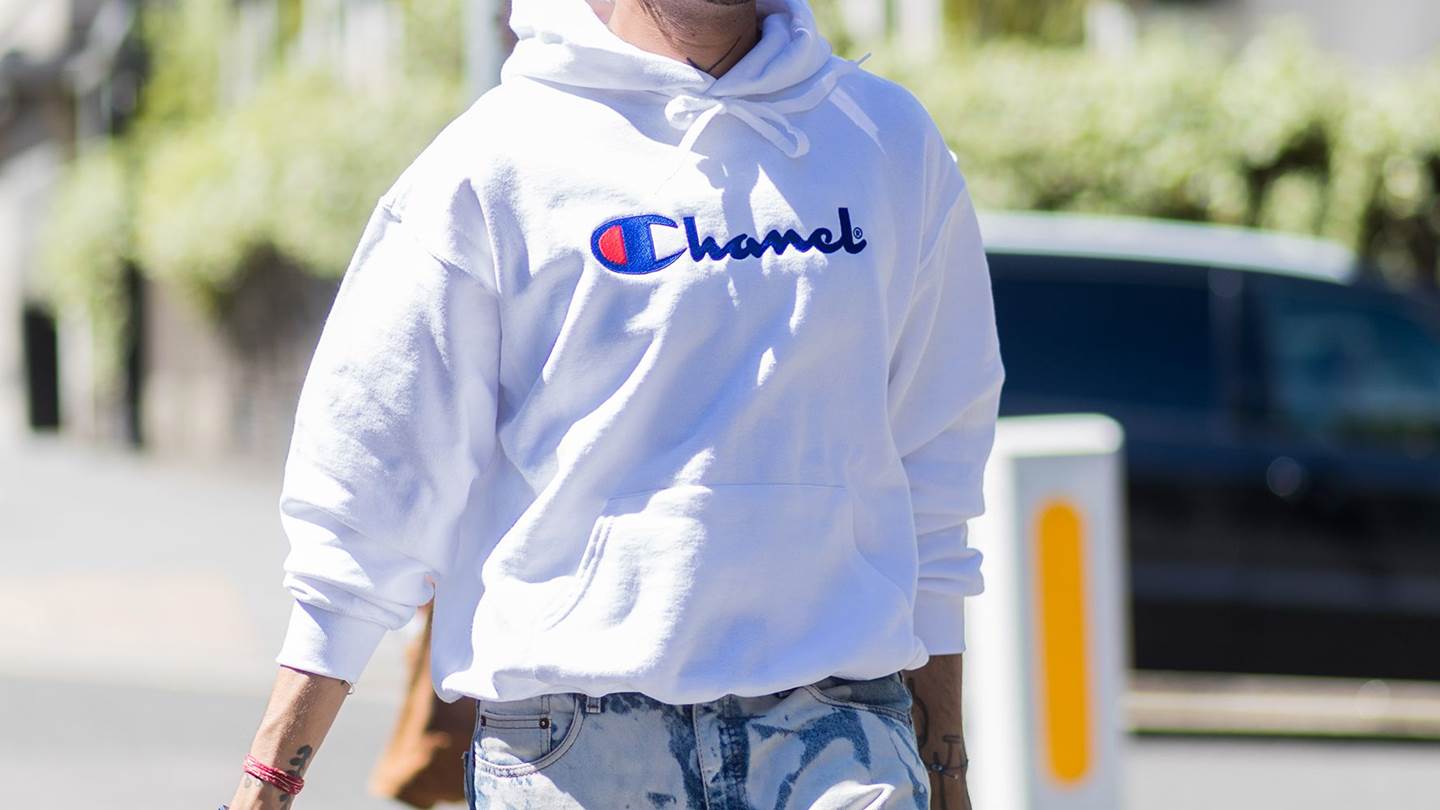 Logos και 90s νοσταλγία στα φούτερ του φετινού φθινοπώρου