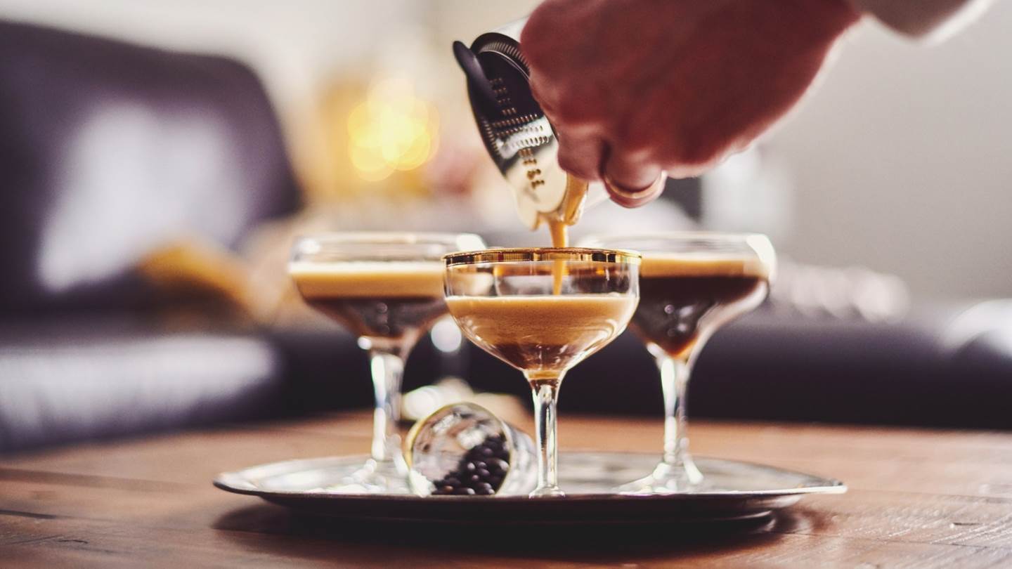 Τελικά, πόσο επικίνδυνος είναι ο συνδυασμός αλκοόλ και καφεΐνης;