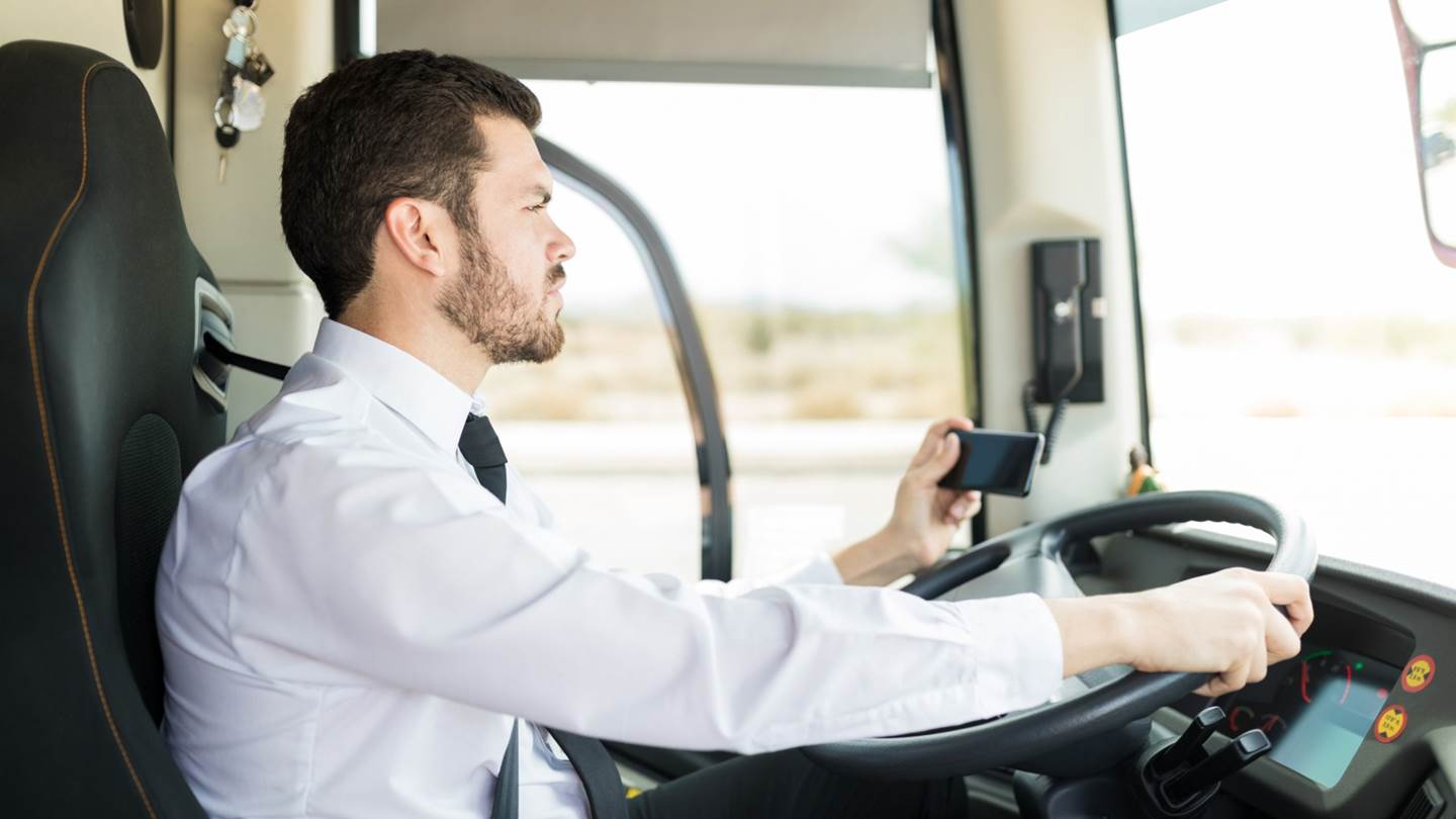 Οδηγός ΚΤΕΛ τερματίζει το multitasking με τσιγάρο και κινητό ενώ οδηγεί (video)