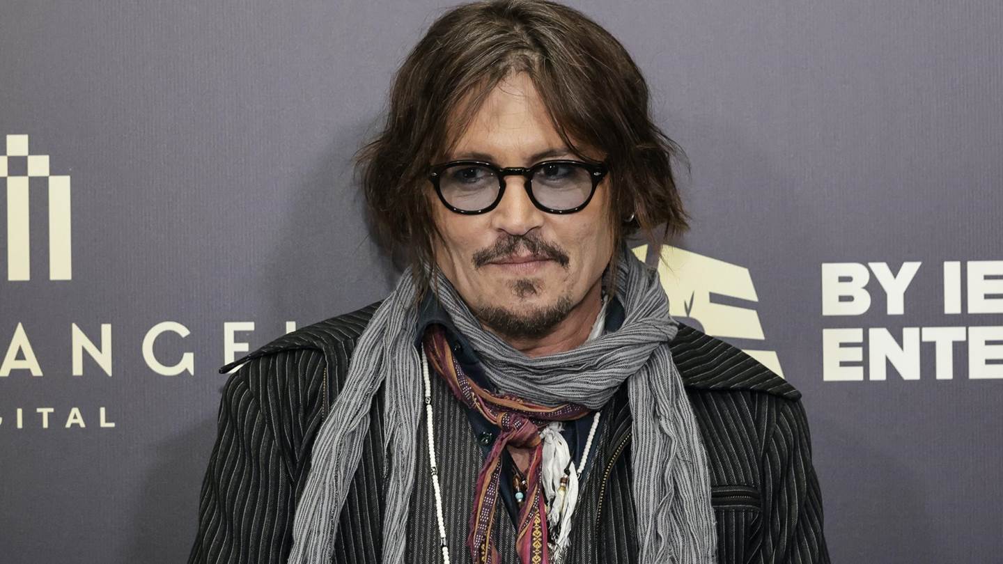 O Johnny Depp φορά τα ρούχα του βασιλιά Λουδοβίκου XV