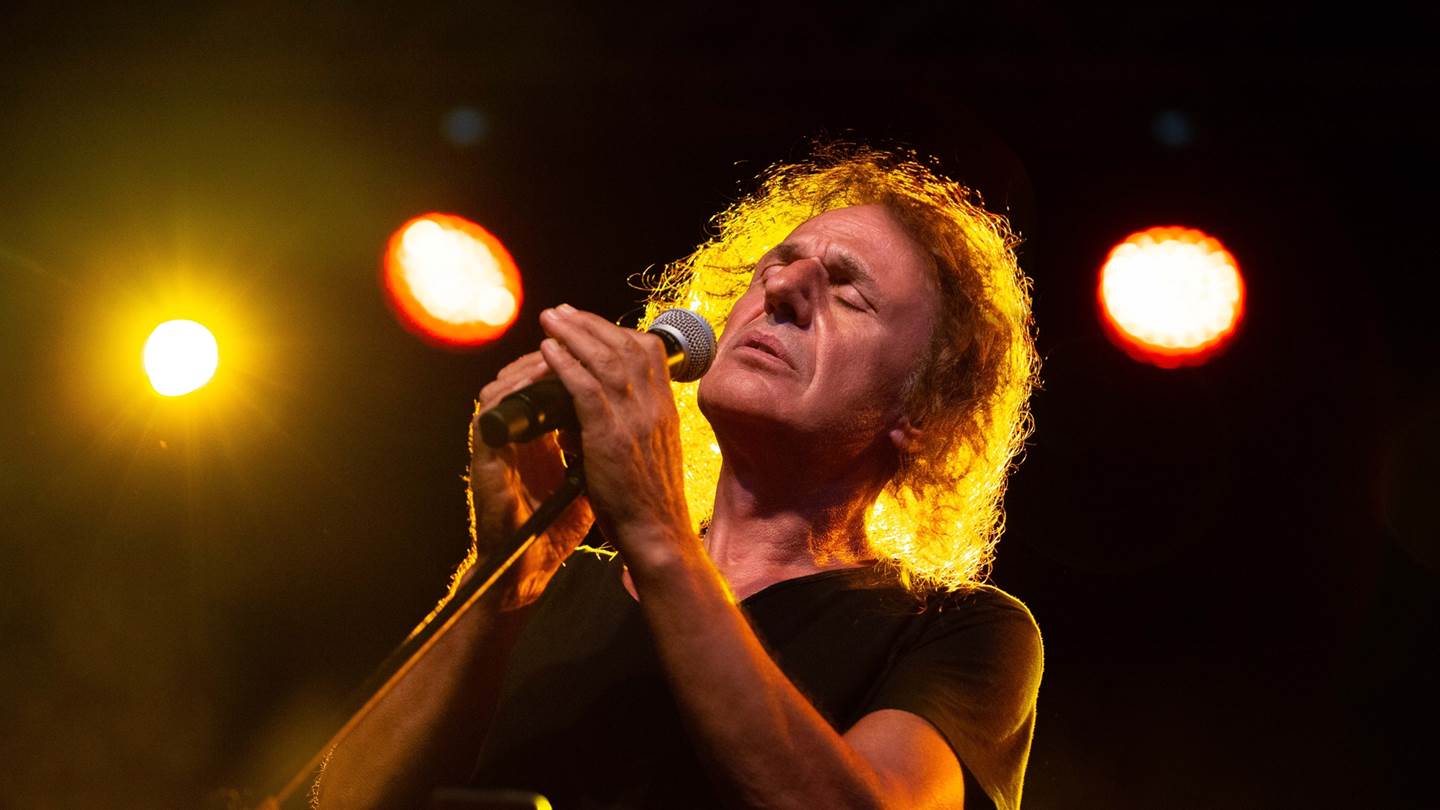 5 αξέχαστες live εμφανίσεις του Βασίλη Παπακωνσταντίνου