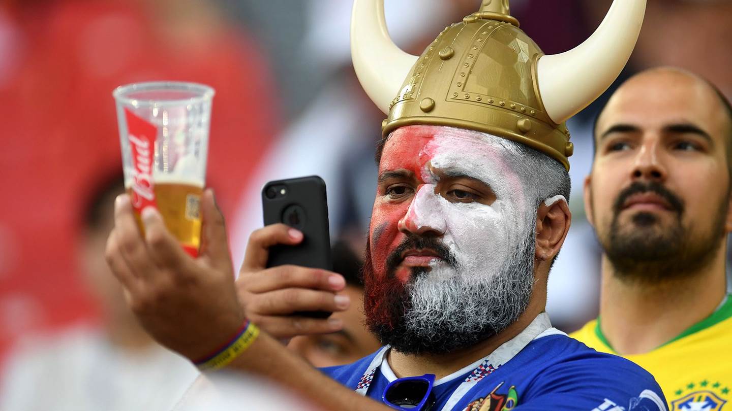 Σουηδοί φίλαθλοι άδειασαν από μπύρες τη Ρωσία