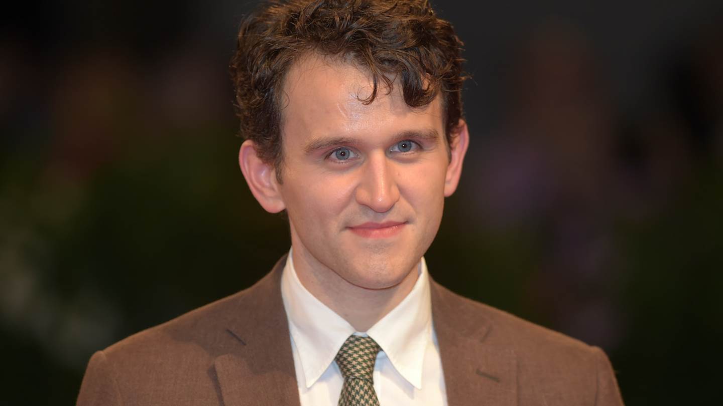 O κινηματογραφικός Edgar Allan Poe έχει άρωμα Harry Potter και The Queen's Gambit