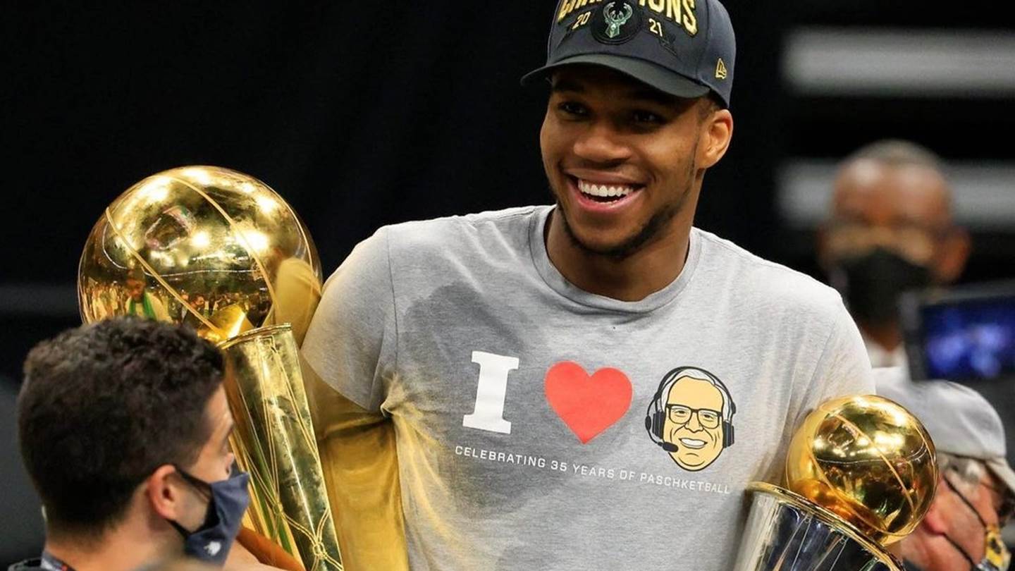 Ο Γιάννης Αντετοκούνμπο ήδη μαθαίνει ελληνικά στο γιο του