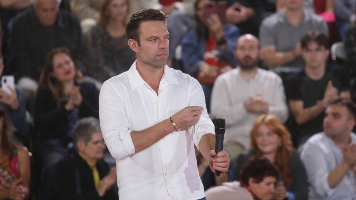 ΣΥΡΙΖΑ Wars: To Twitter οργιάζει με απίθανα σχόλια για Κασσελάκη και 'Ομπρέλα'