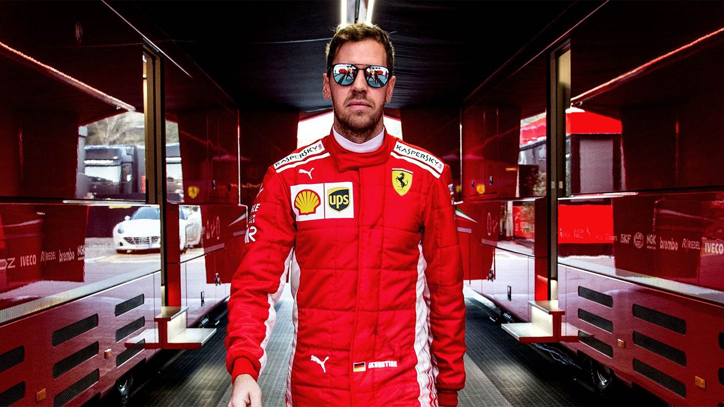 Η Ray-Ban λάνσαρε συλλεκτική σειρά γυαλιών ηλίου για τη Ferrari