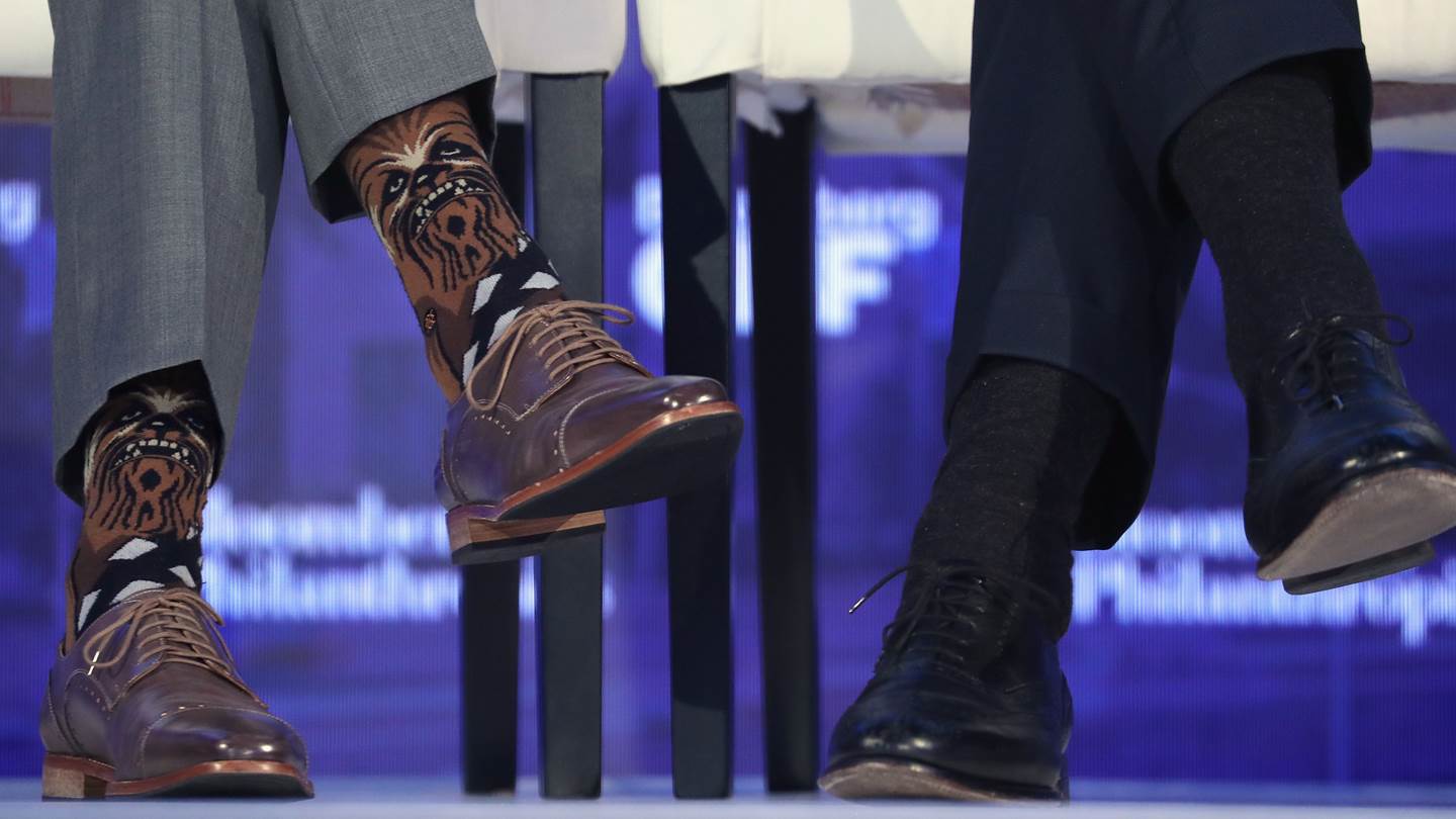 Σύγχρονοι κανόνες για να φοράς σωστά και να συνδυάζεις τέλεια τις κάλτσες