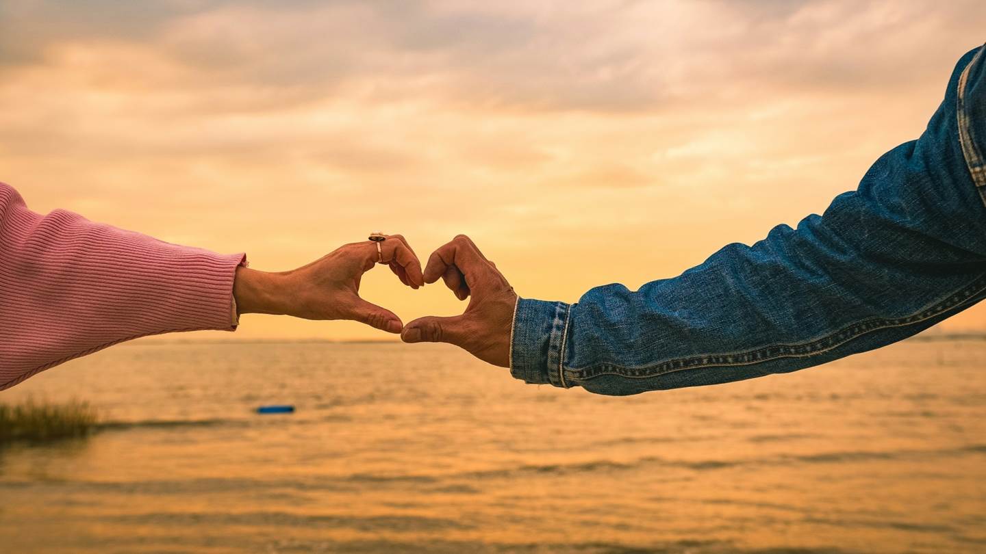 Love bombing: Γιατί το να λες συνεχώς 