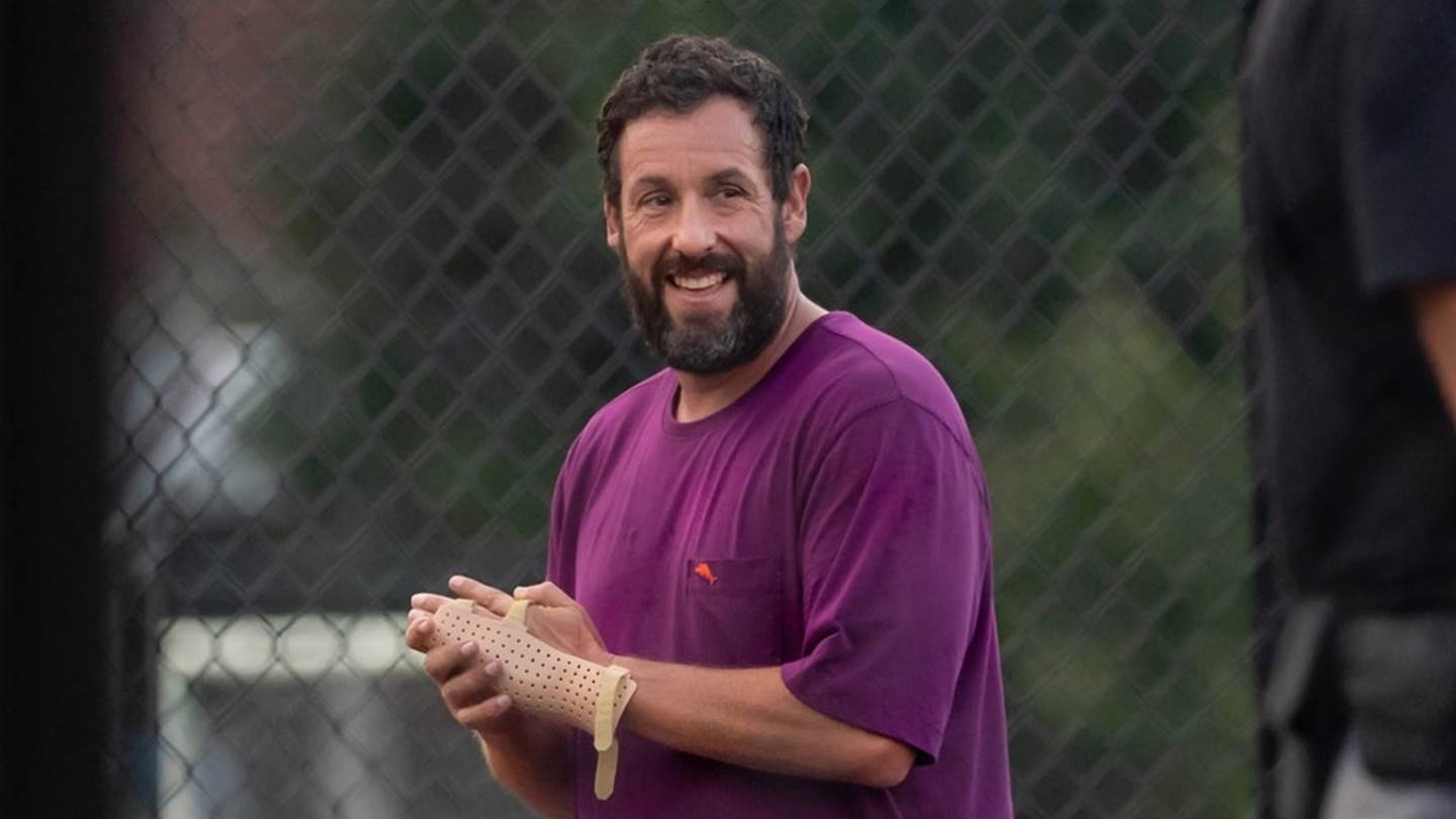 Ο Adam Sandler τρεντάρει στο ελληνικό Twitter. Αλλά γιατί;
