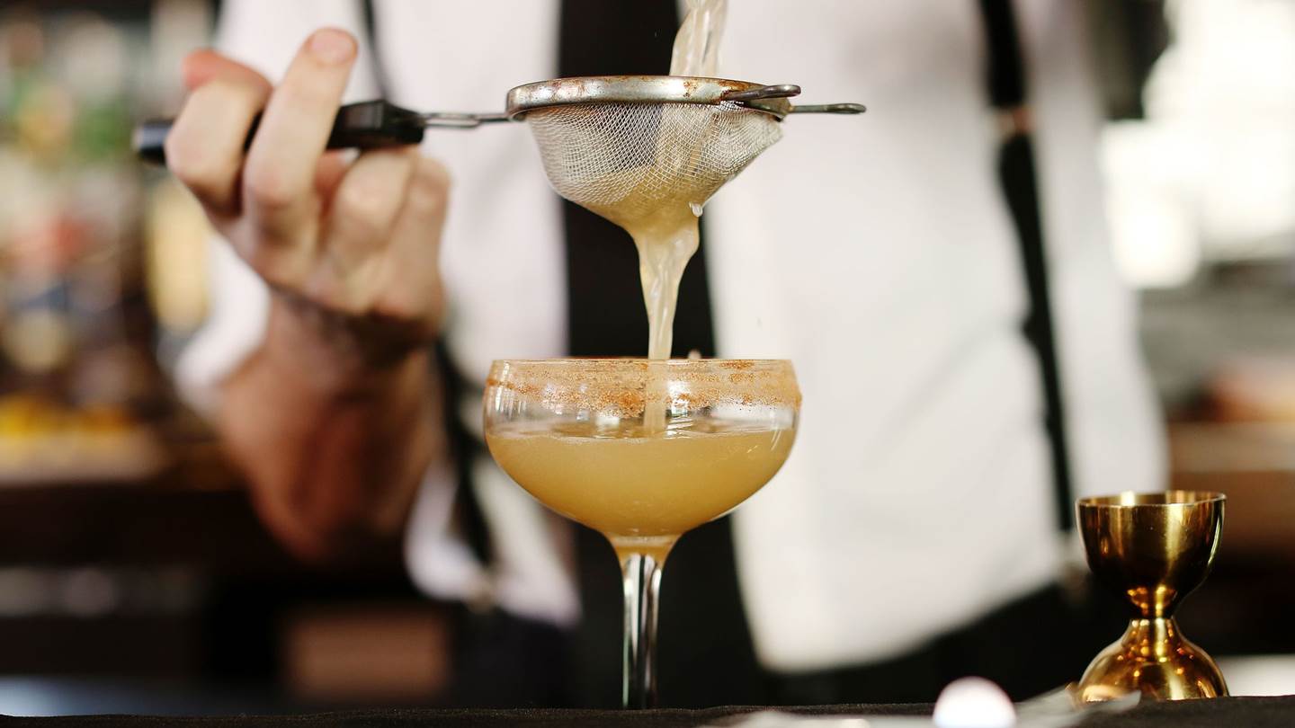 Έτσι θα τους καταπλήξεις όλους φτιάχνοντας cocktails στο σπίτι