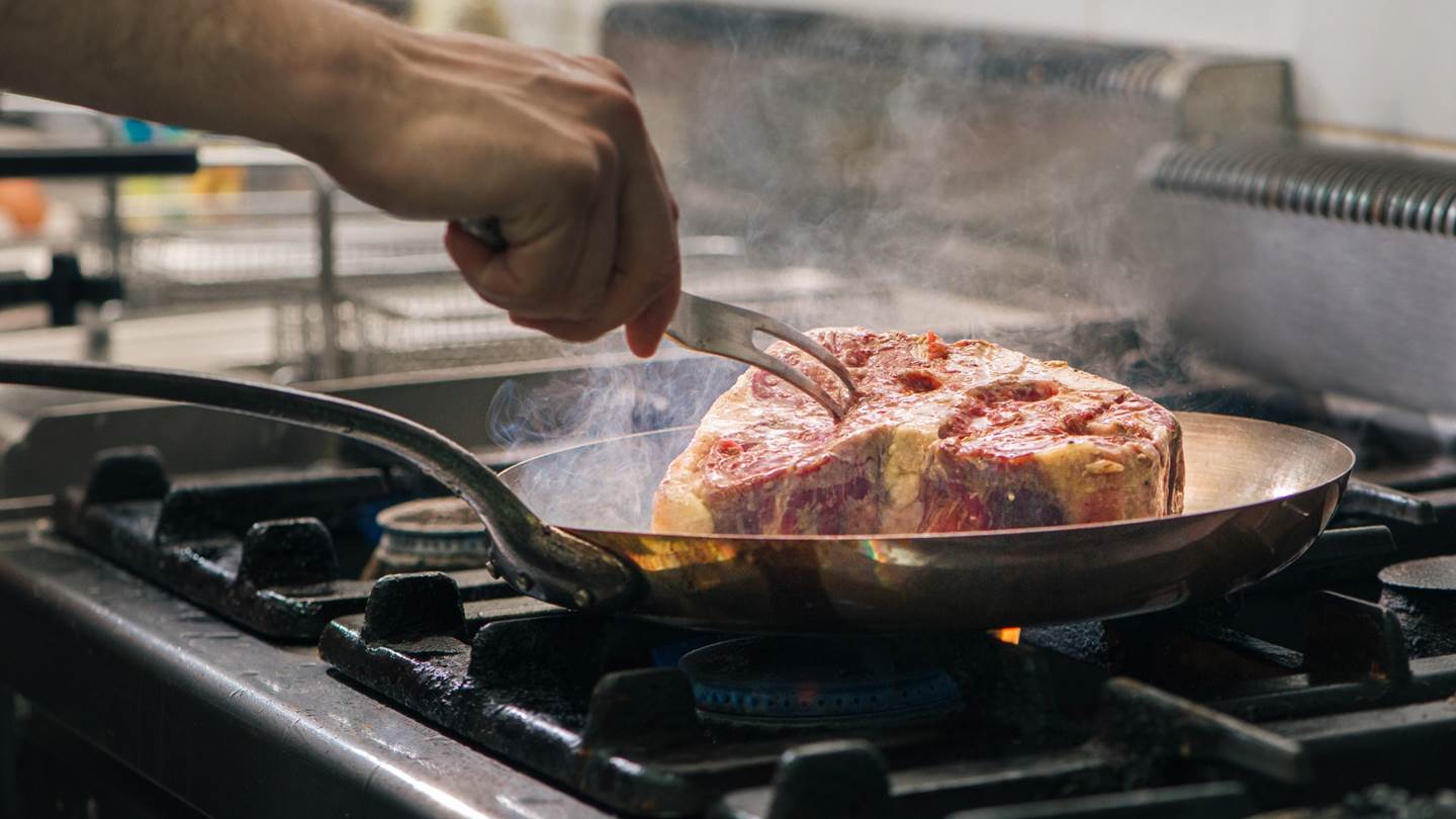 Πώς να ψήσεις σωστά, απλά και γρήγορα μια μοσχαρίσια μπριζόλα