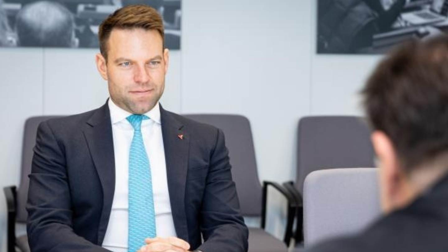 Ο Στέφανος Κασσελάκης μίλησε για το ‘μαύρο χρήμα που του προτάθηκε ’ και τις ‘παθογένειες’ του ΣΥΡΙΖΑ