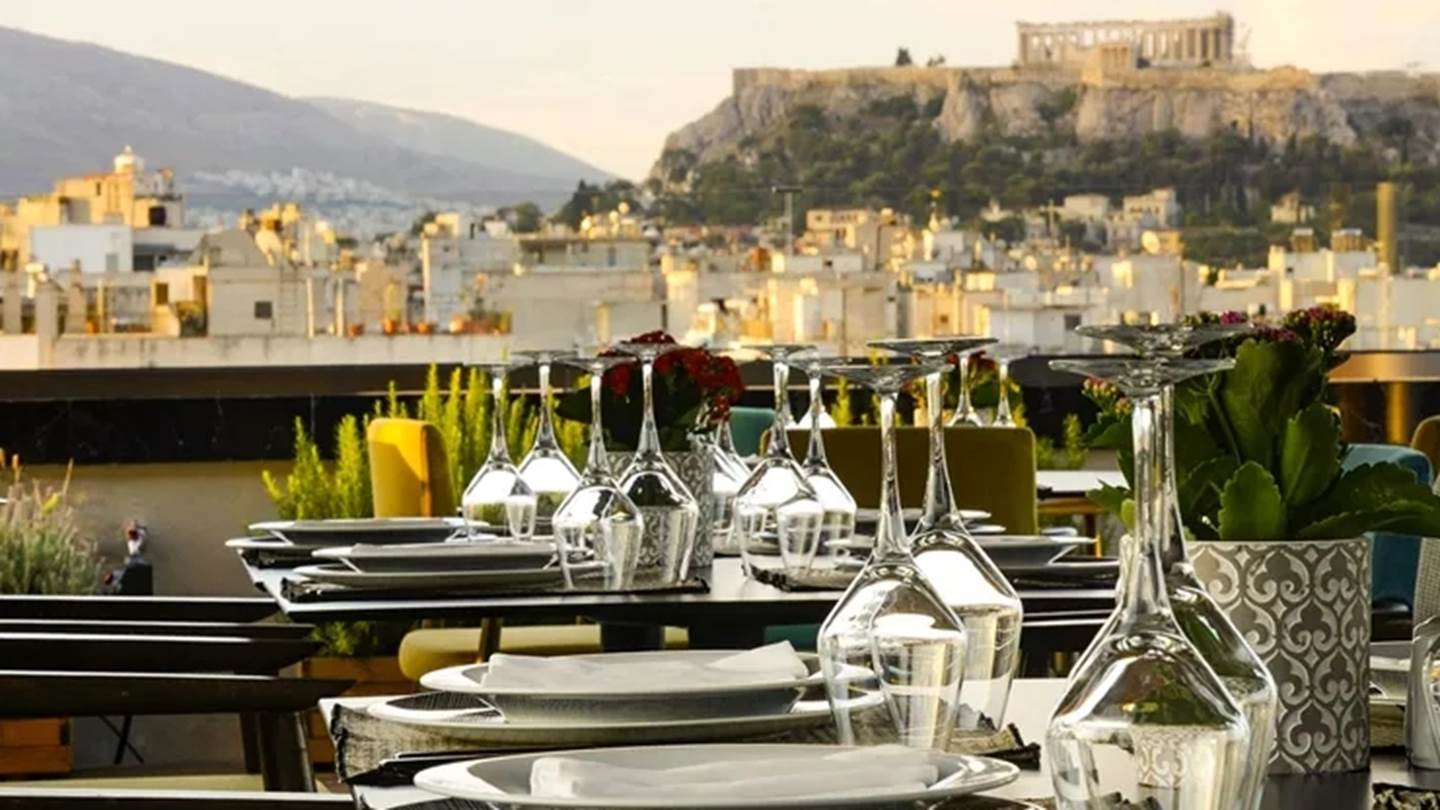 Ρεβεγιόν Πρωτοχρονιάς στο Wyndham Grand Athens, εκεί όπου η θέα είναι πανοραμική και η γεύση γιορτινή