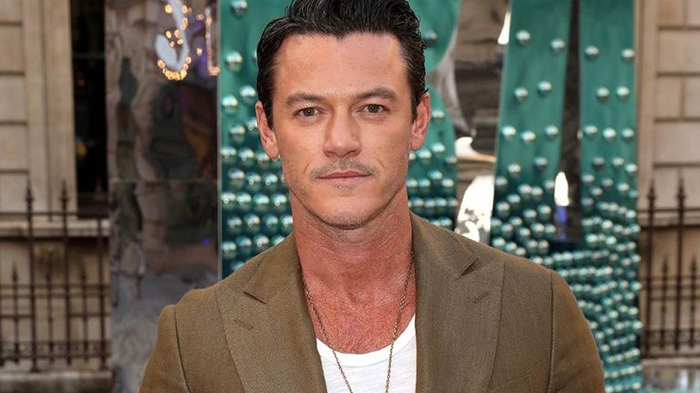 Το blazer του φετινού καλοκαιριού είναι λινό και σταυρωτό