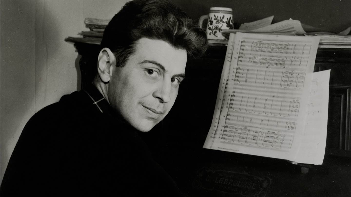 H ζωή του Μίκη Θεοδωράκη έγινε σειρά