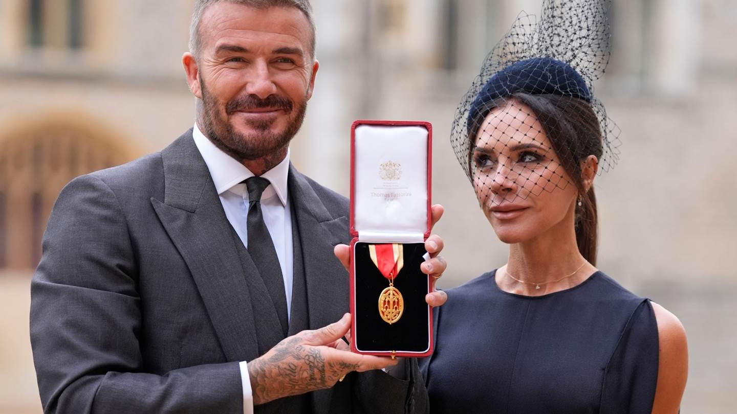 Επίσημα Sir David Beckham-Χρίστηκε ιππότης από τον Βασιλιά Κάρολο
