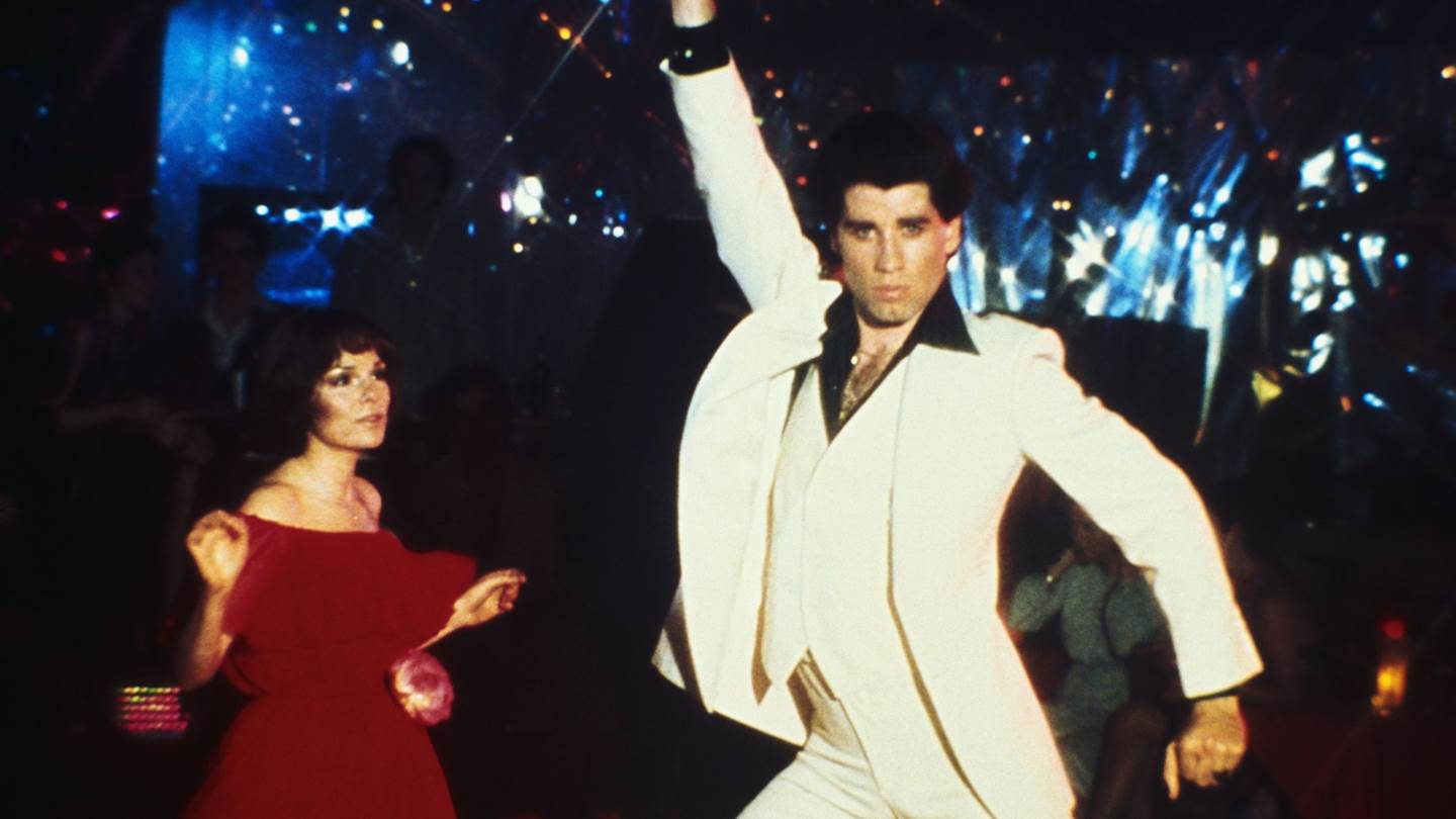 Tips για να φοράς λευκό κοστούμι χωρίς να θυμίζεις τον John Travolta